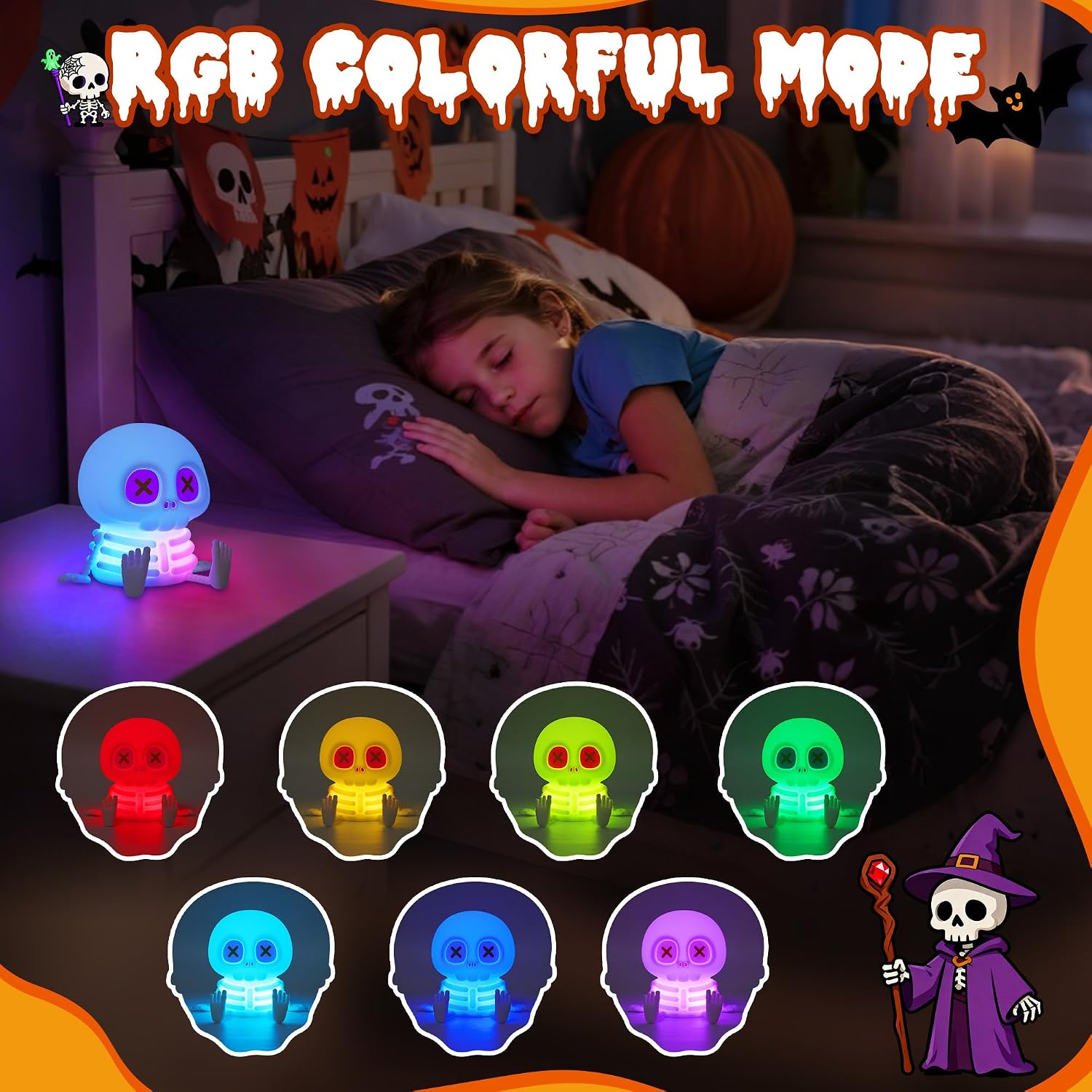 Ein Kind schläft in einem Bett mit Halloween-Dekoration, während eine blau leuchtende Skelettlampe auf dem Nachttisch steht.