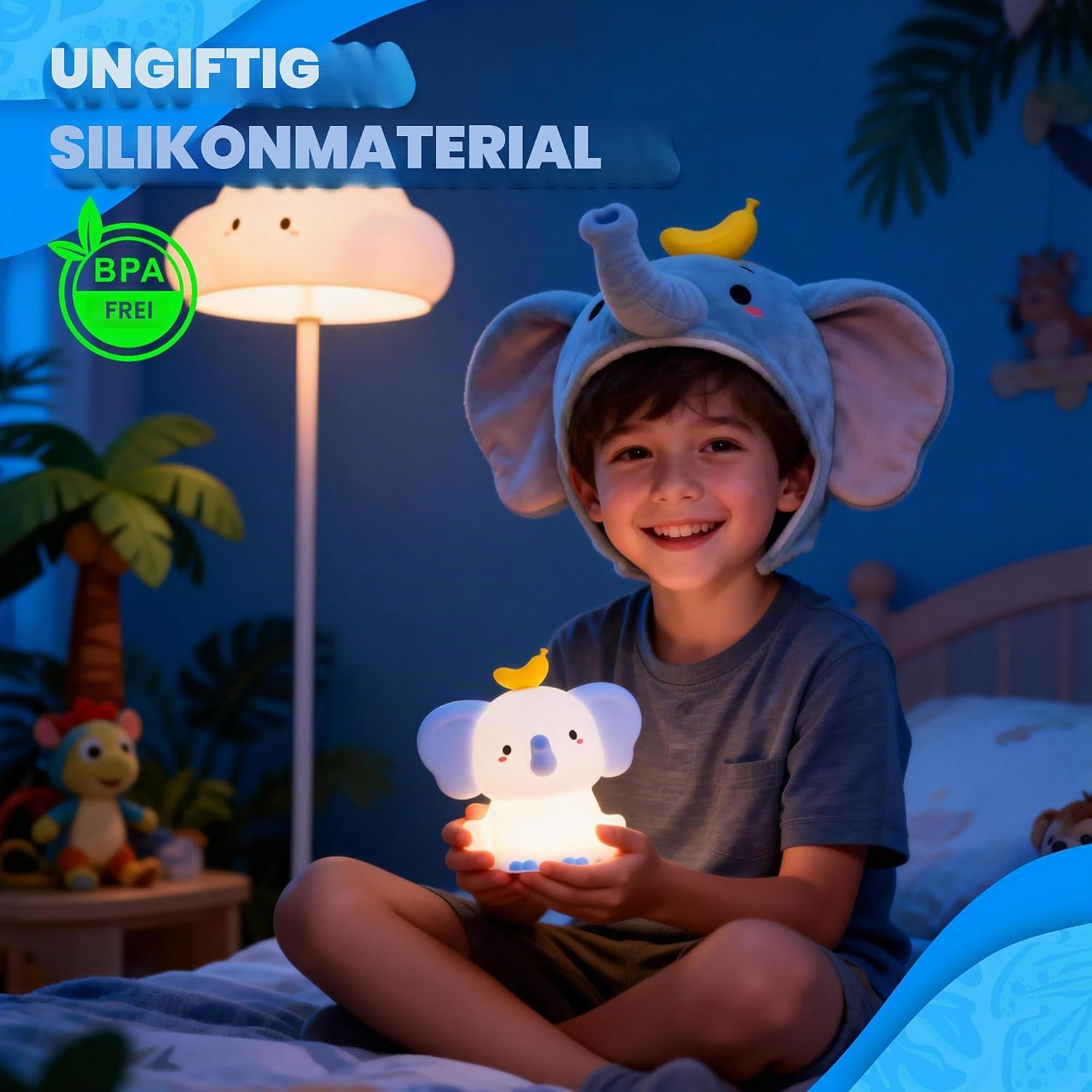 Ein lächelnder Junge in einem Elefantenkostüm hält eine kleine leuchtende Elefantenlampe im Schlafzimmer.