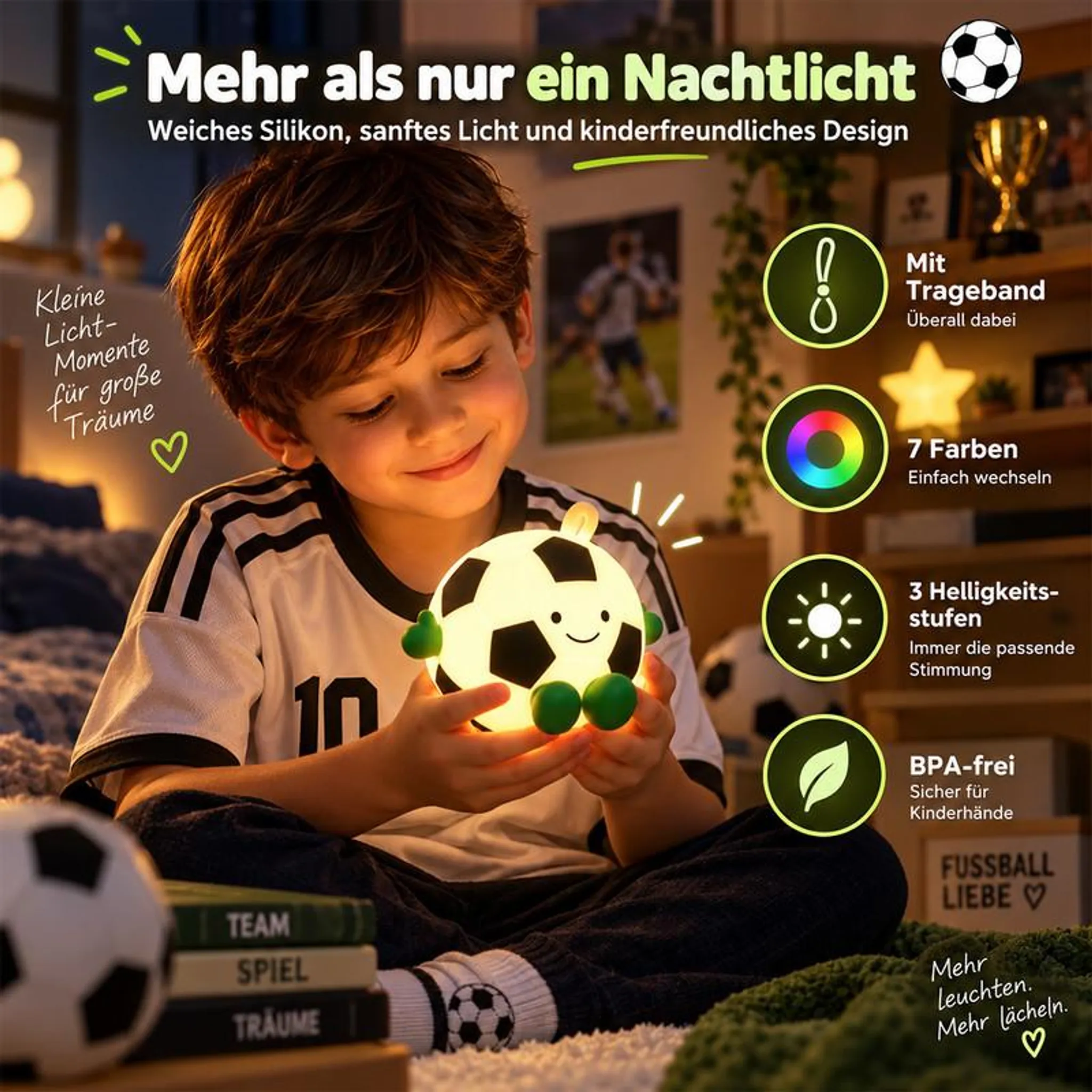 Ein Junge im Fußballtrikot hält lächelnd ein leuchtendes Fußball-Nachtlicht in Händen.