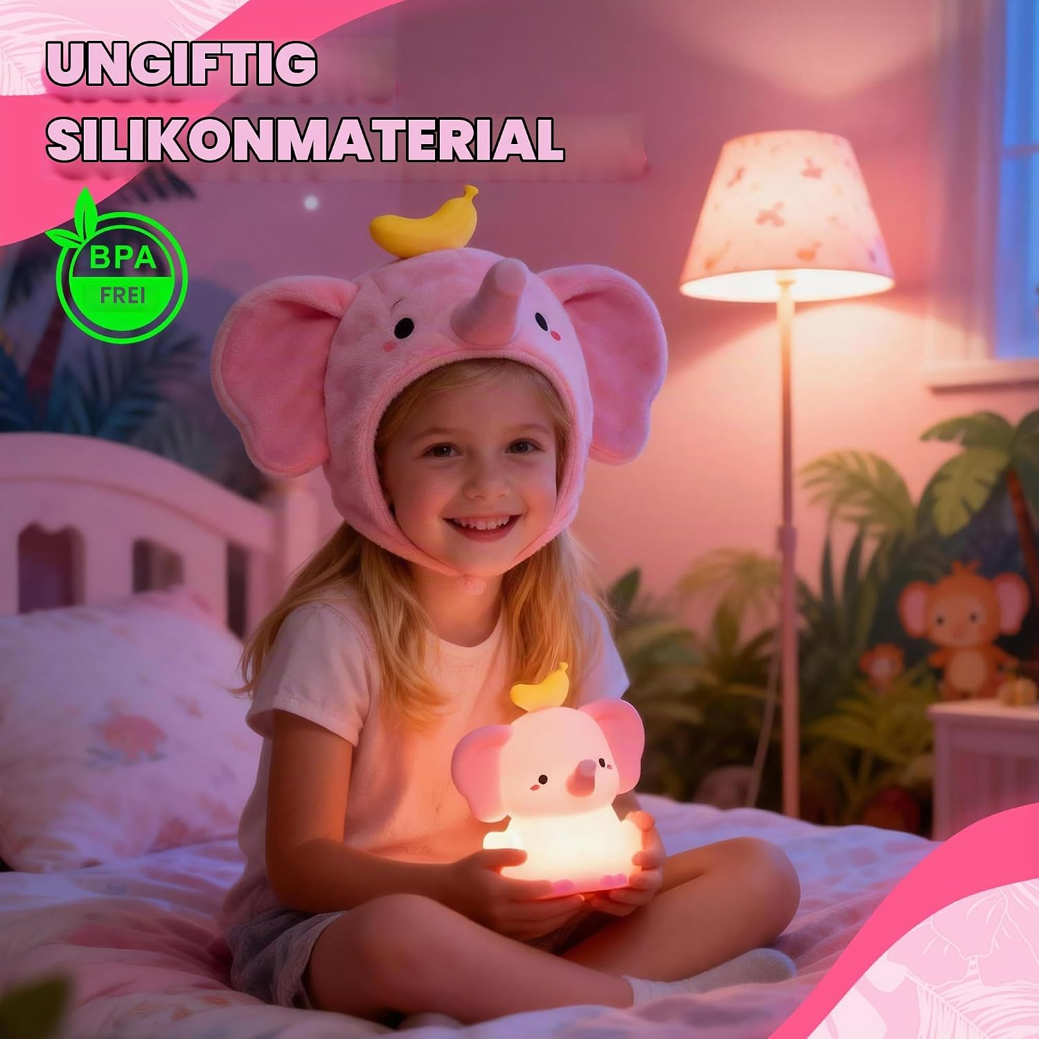 Ein blondes Mädchen im Elefanten-Hut sitzt auf dem Bett und hält eine leuchtende Elefanten-Lampe in einem gemütlichen Zimmer.