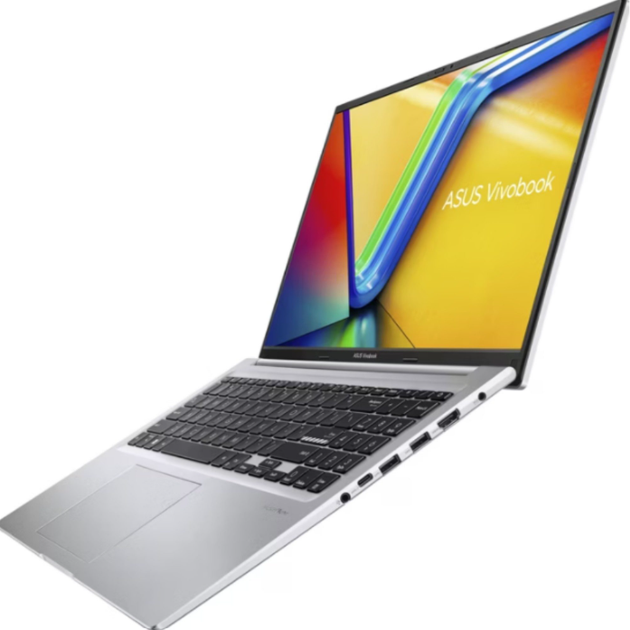 Ein offener silberner ASUS Vivobook Laptop auf weißem Hintergrund, angewinkelt zur Ansicht der Tastatur.