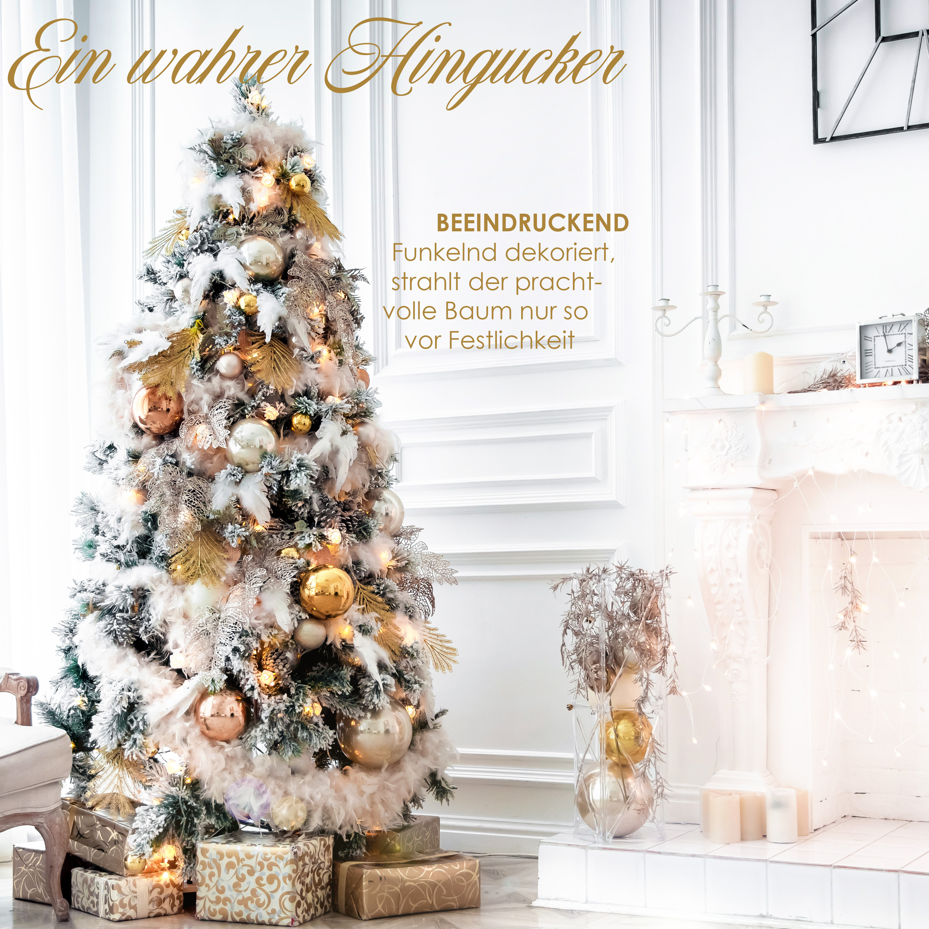 Ein prächtig dekorierter Weihnachtsbaum mit goldenen Kugeln und Lichtern vor einem weißen Kamin.