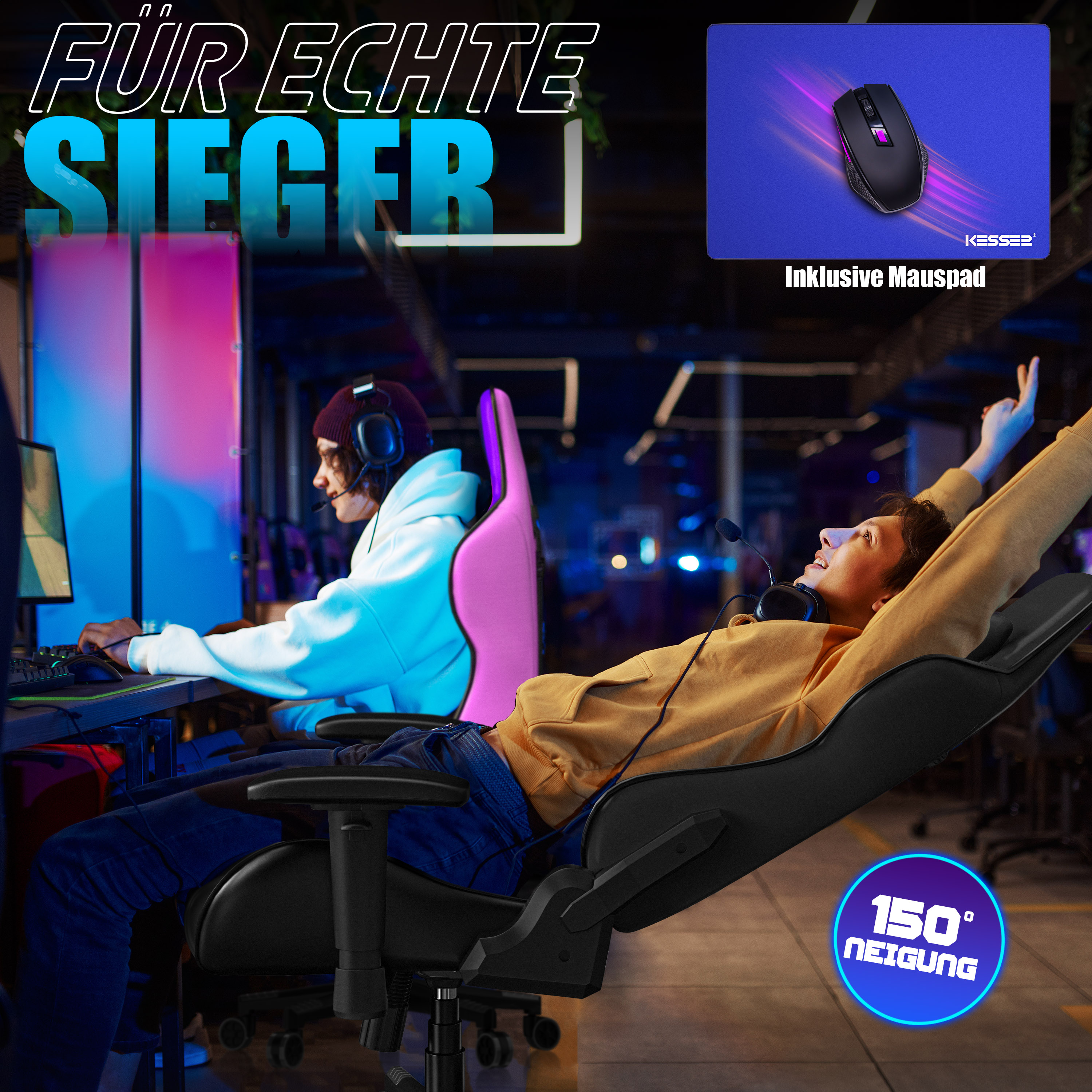 Zwei Gamer in einem beleuchteten Raum auf ergonomischen Stühlen.