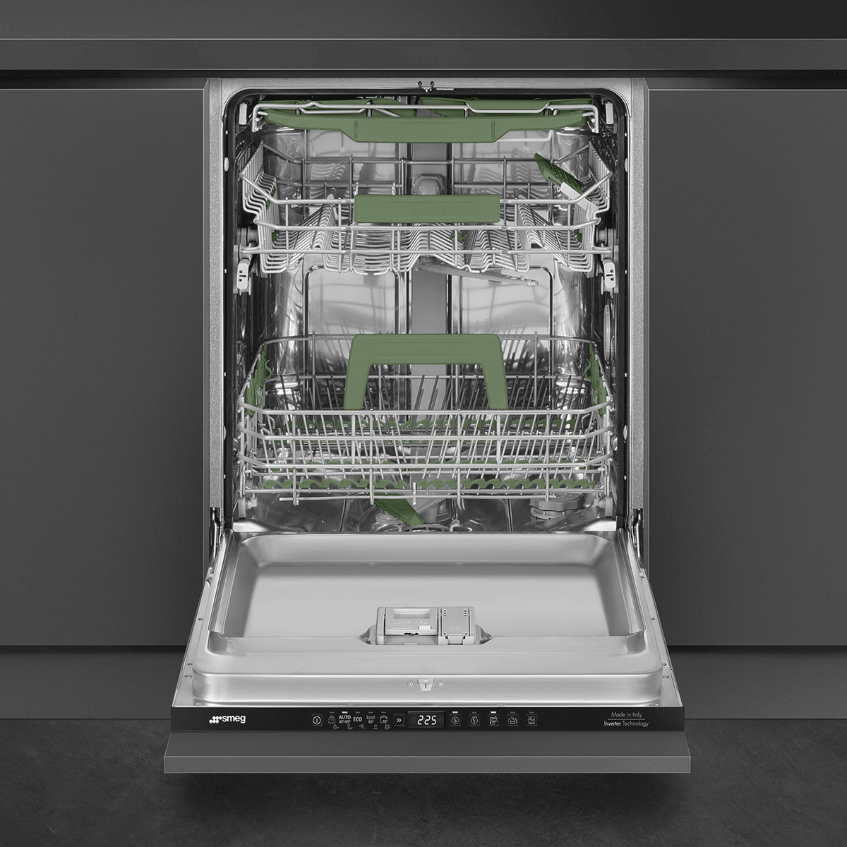 Lavavajillas Smeg gris abierto con tres bandejas y detalles verdes en su interior.