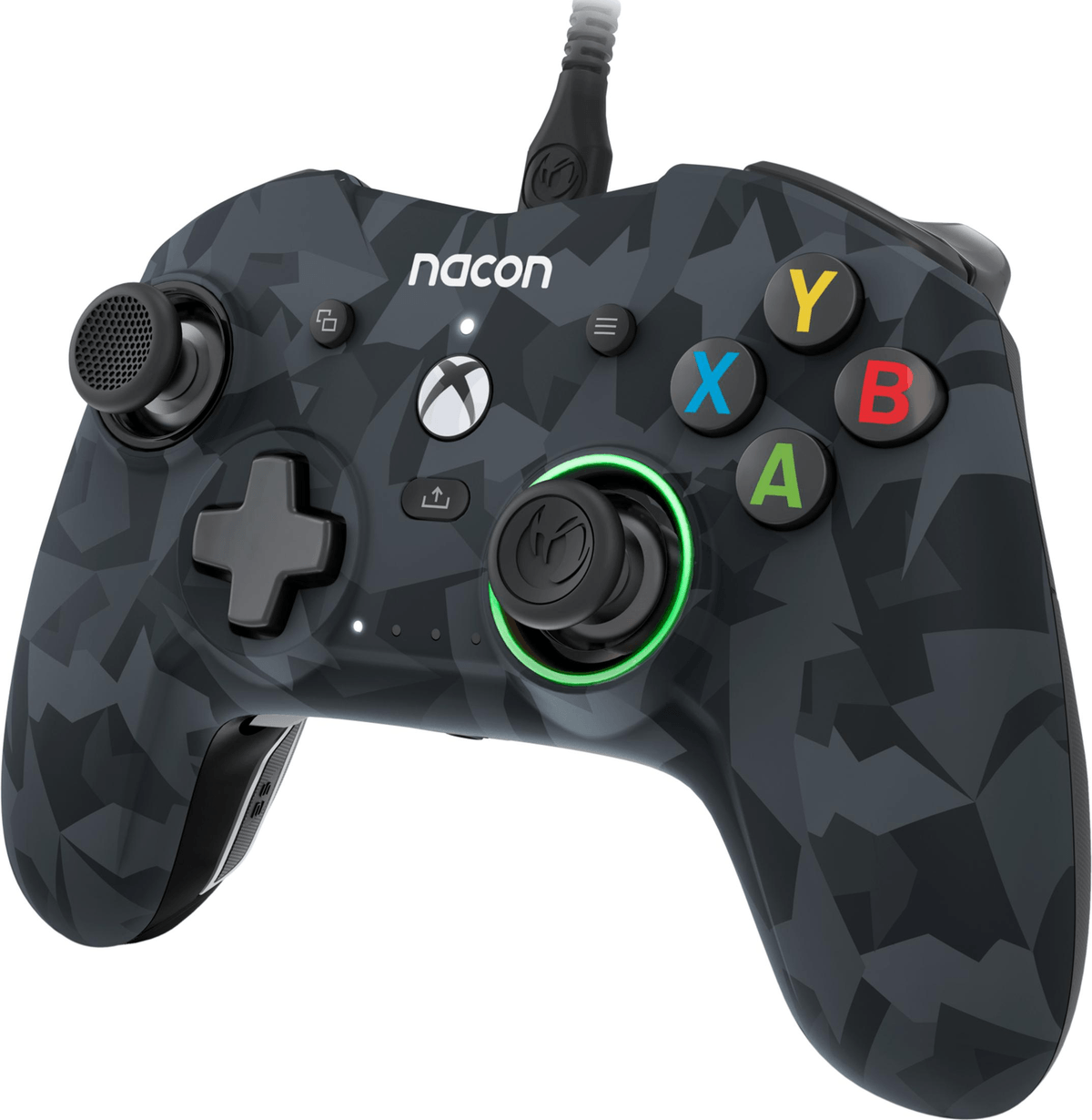 Un controller di gioco Nacon nero con motivo mimetico grigio, pulsanti d'azione colorati e levetta illuminata.