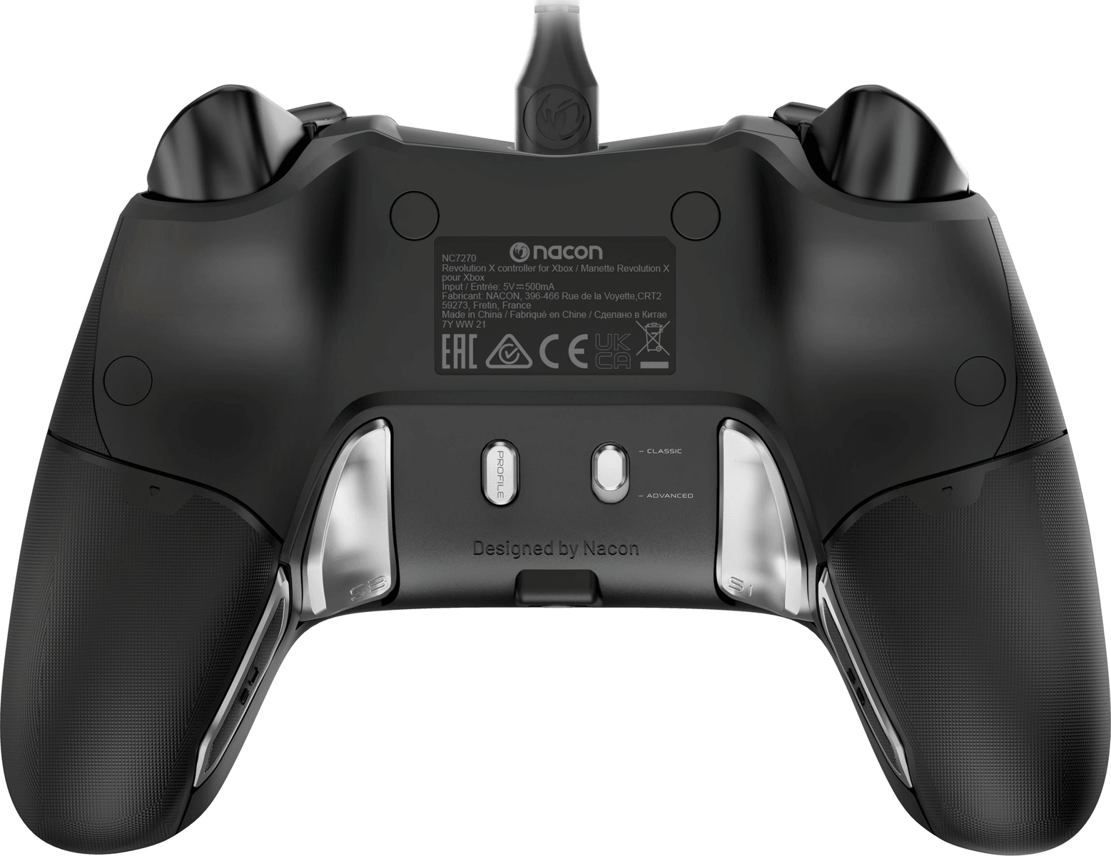Vista posteriore di un controller di gioco Nacon nero con testo, paddle argentati e cavo collegato.
