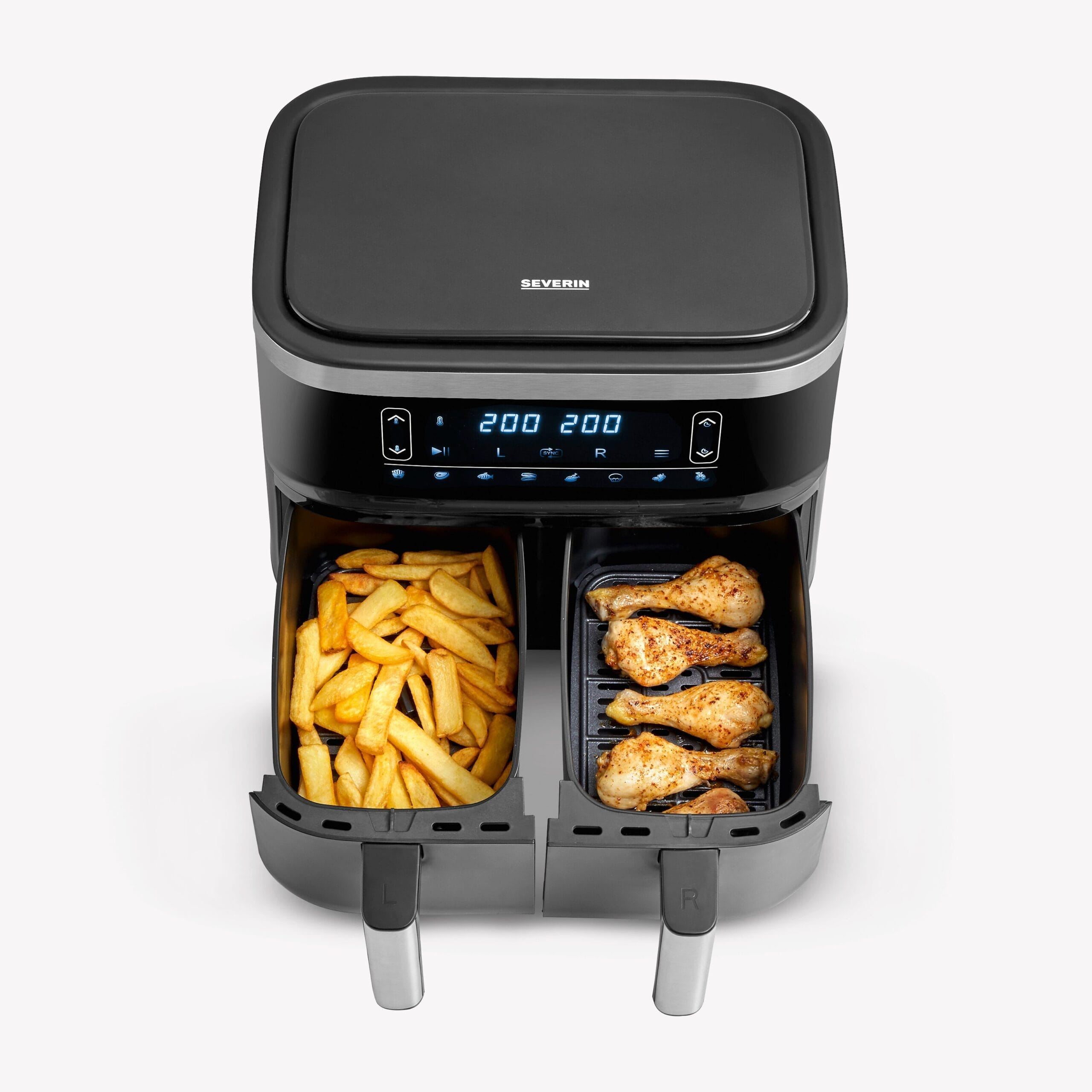 Zwarte dubbele mand airfryer met friet links en kippenpootjes rechts op een witte achtergrond.
