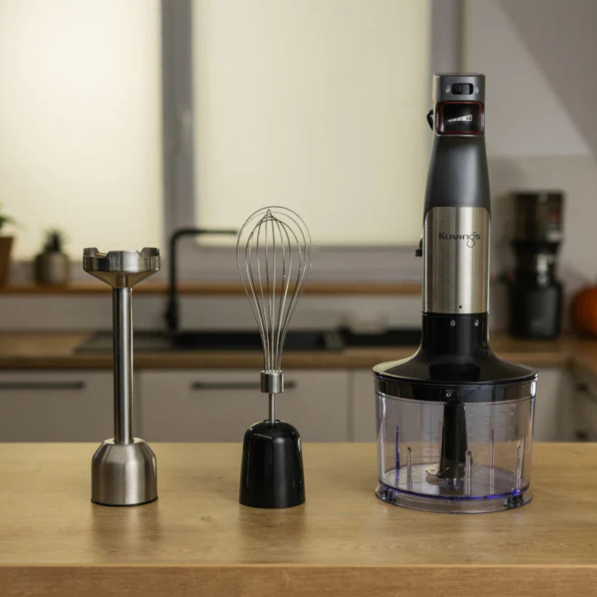 Blender ręczny z trzepaczką i pojemnikiem do siekania na blacie kuchennym.