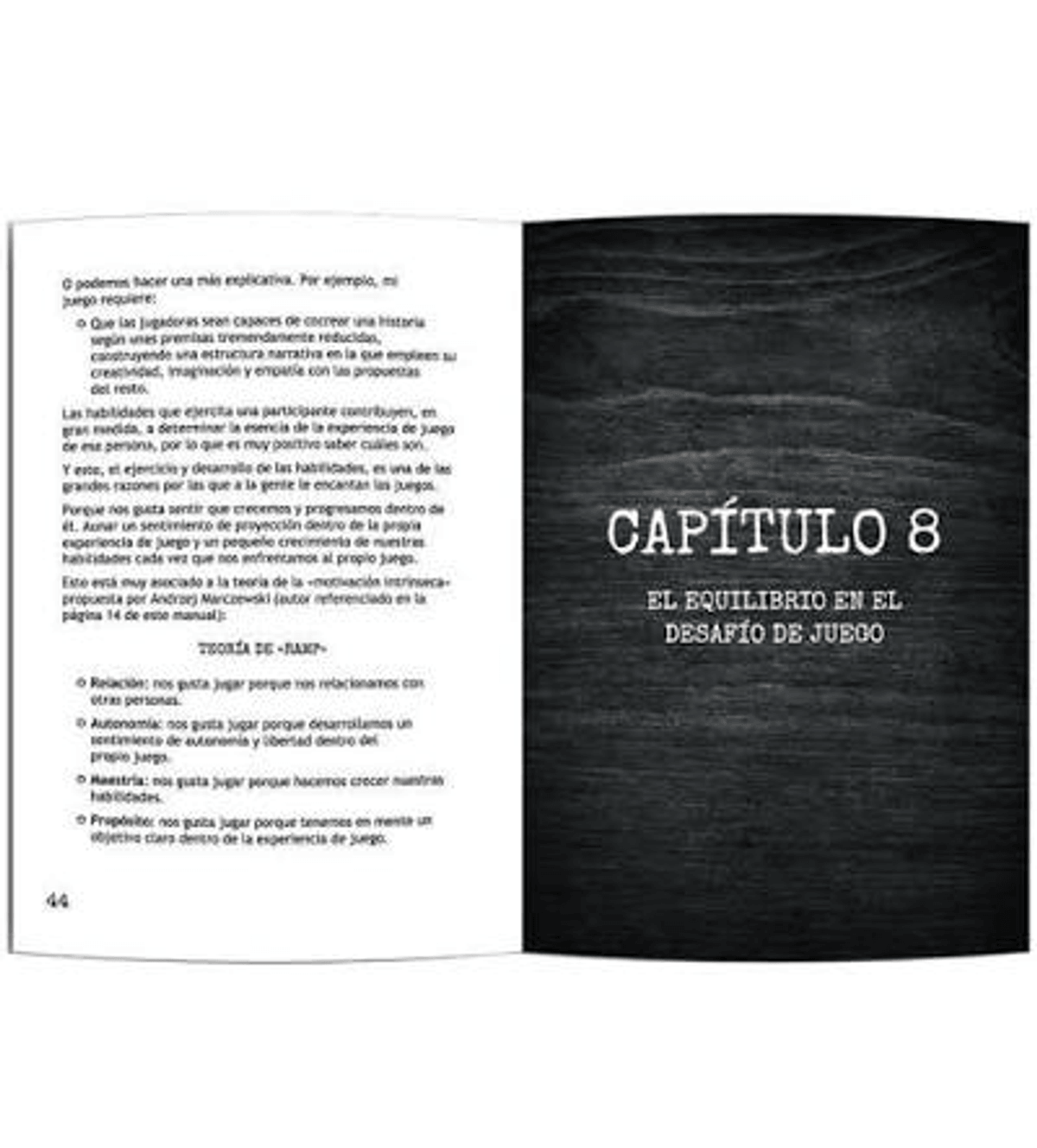 Libro abierto con texto a la izquierda y el título Capítulo 8 sobre una textura de madera oscura a la derecha.