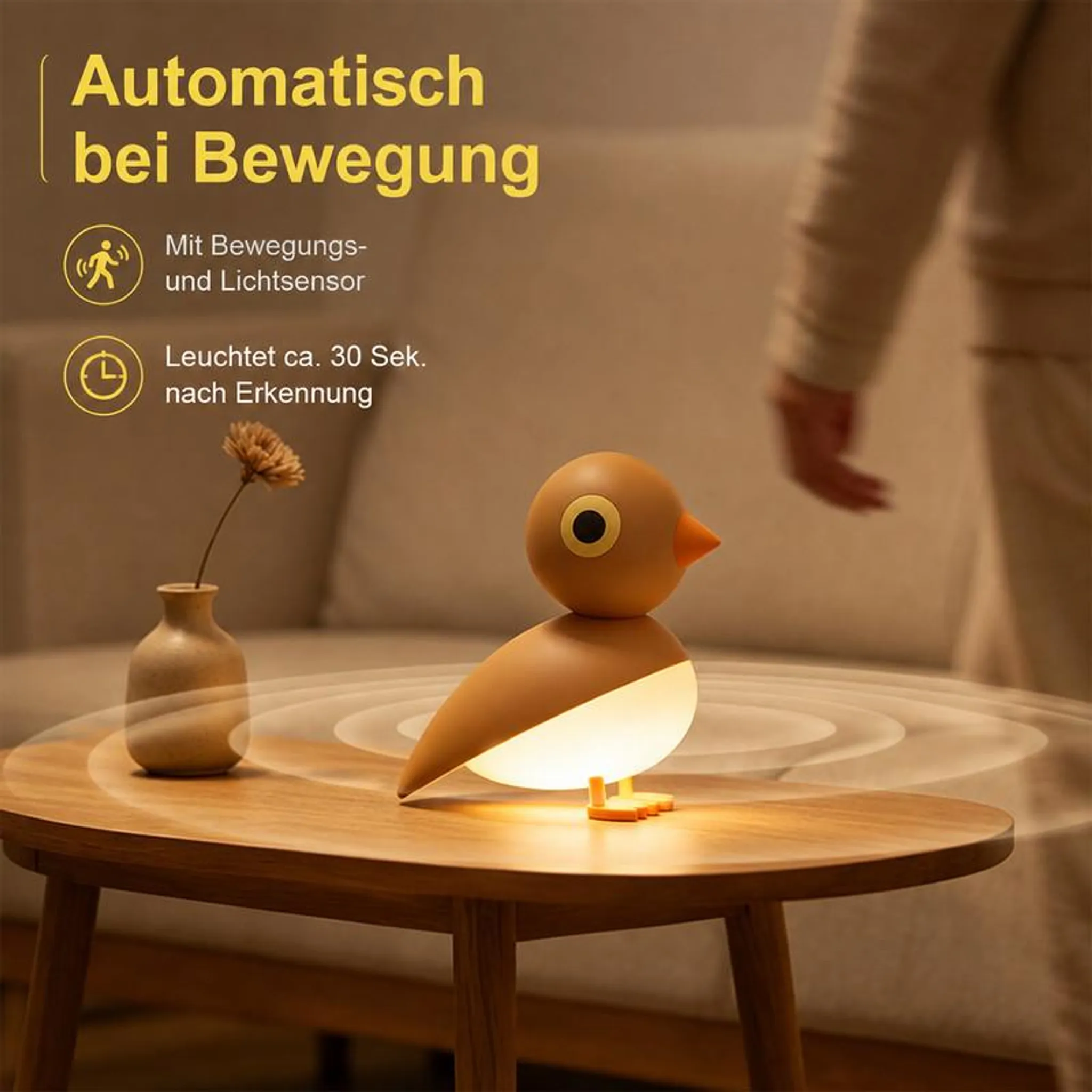 Eine vogelformige Lampe leuchtet auf einem Holztisch, im Hintergrund ist ein Sofa zu sehen.