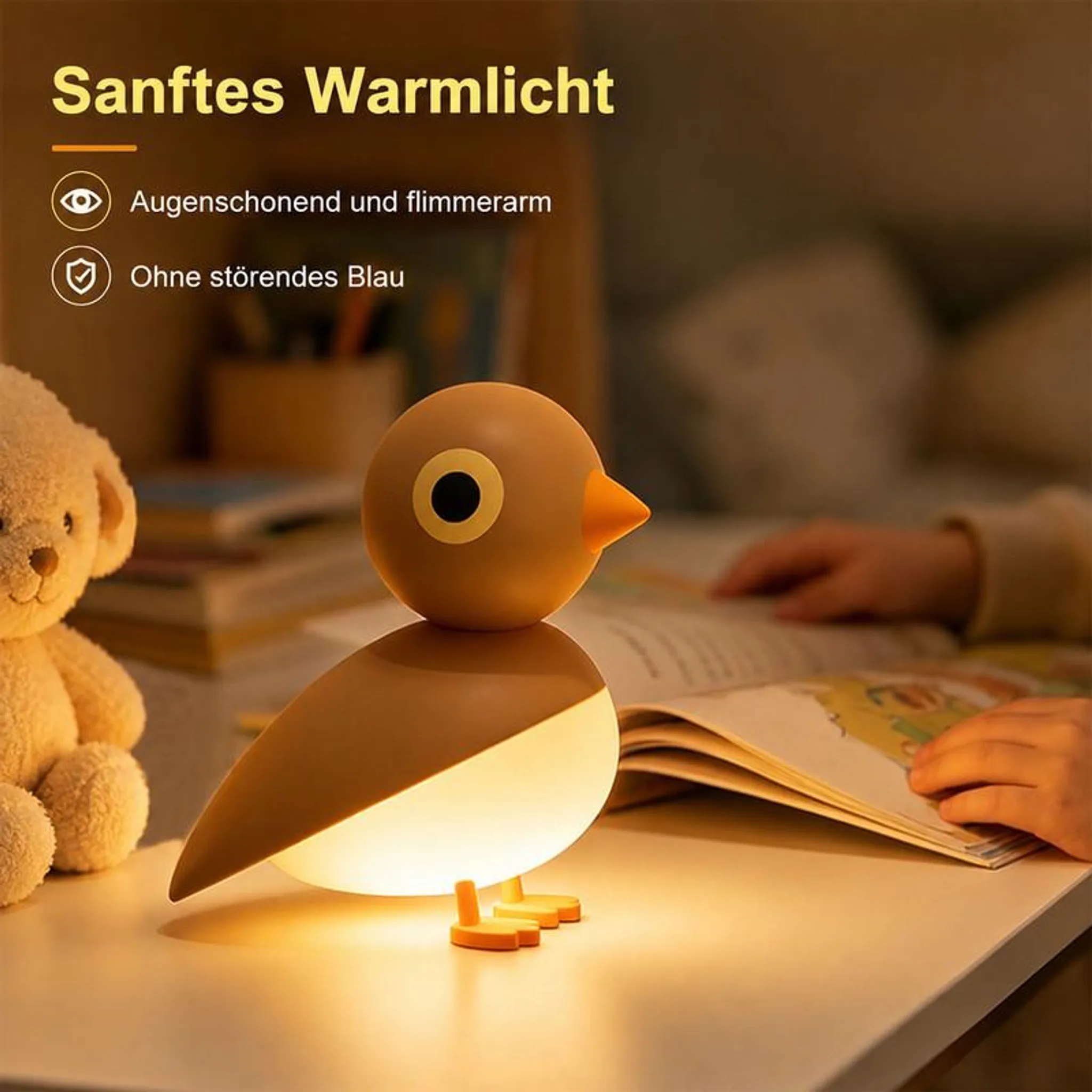 Eine niedliche vogelförmige Lampe leuchtet warm auf einem Schreibtisch neben einem Plüschtier und einem Buch.