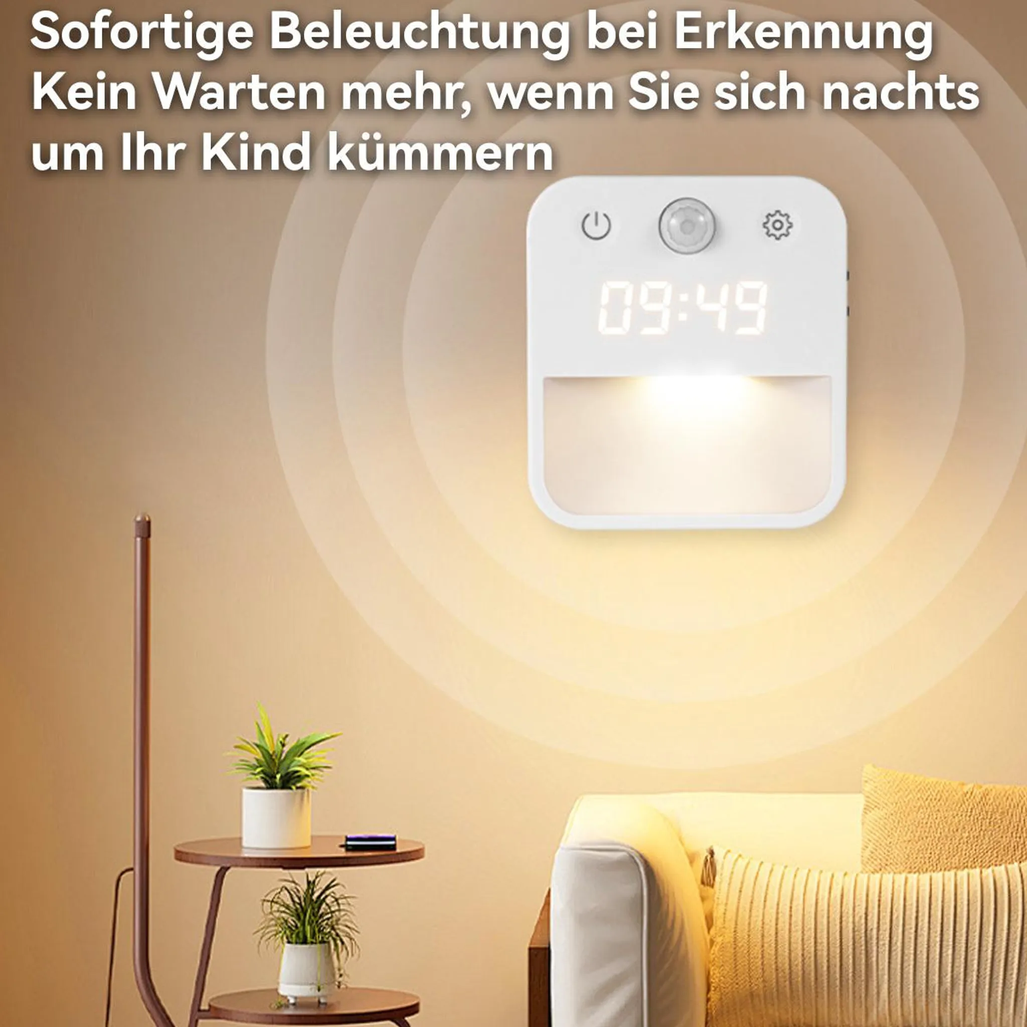Wandlampe mit Uhrzeit und Bewegungsmelder leuchtet warm in einem Wohnzimmer.