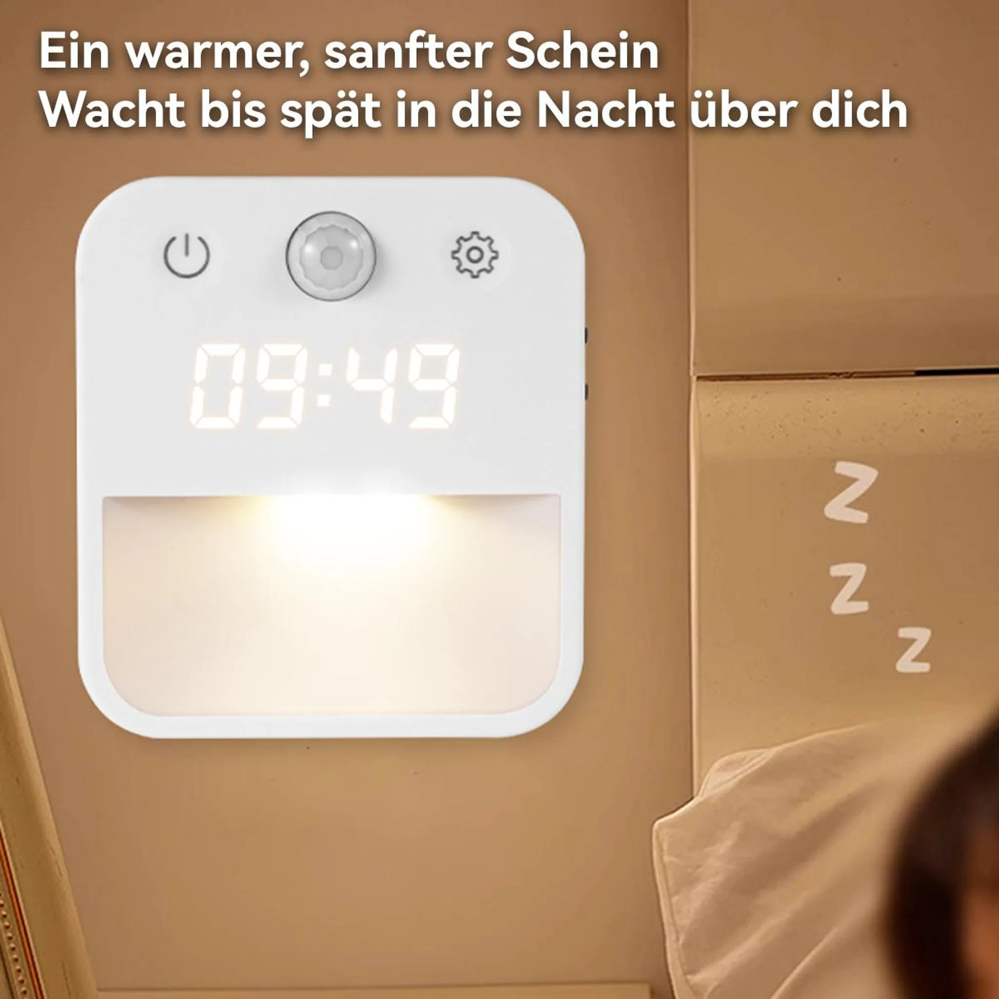 Weisser Digitalwecker mit warmem Nachtlicht an einer beige Schlafzimmerwand.