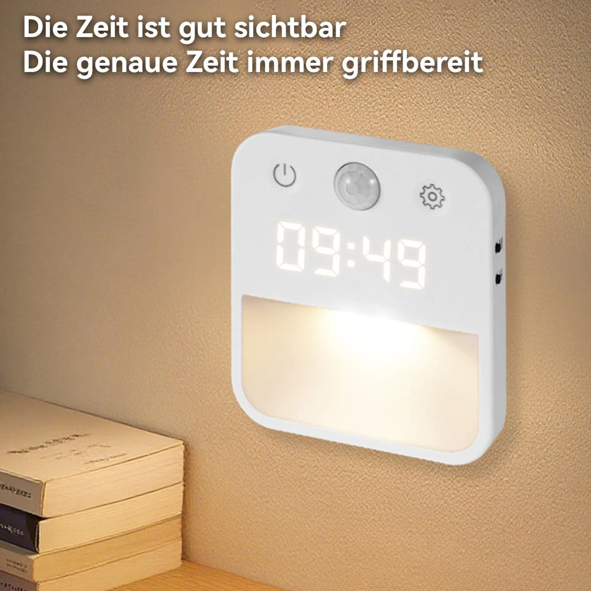 Eine weiße Wanduhr mit integriertem Nachtlicht hängt an einer beigefarbenen Wand neben einem Stapel Bücher.
