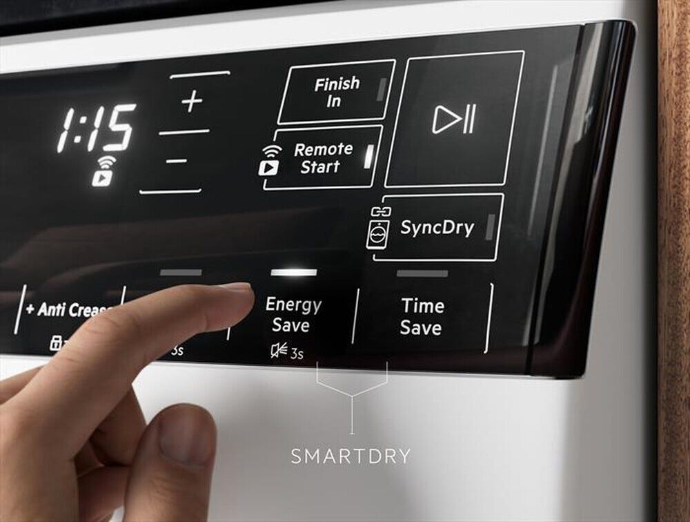 Un dito preme il pulsante 'Energy Save' su un moderno pannello di controllo touch nero.