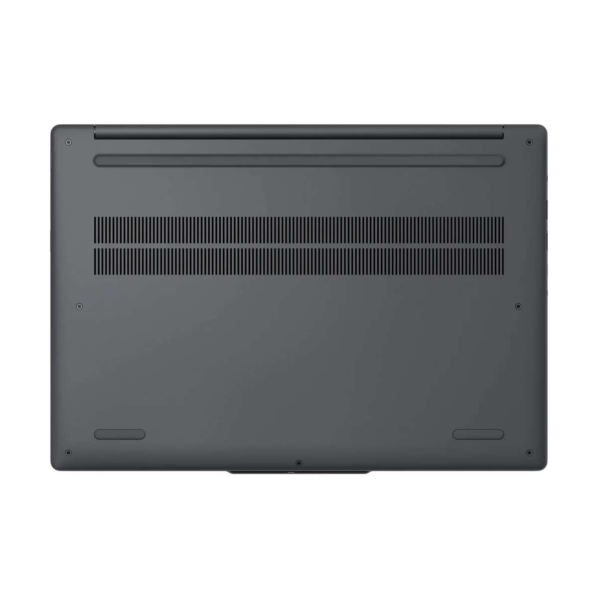 Die Unterseite eines grauen Laptops mit Lüftungsschlitzen und Gummifüßen auf weißem Hintergrund.