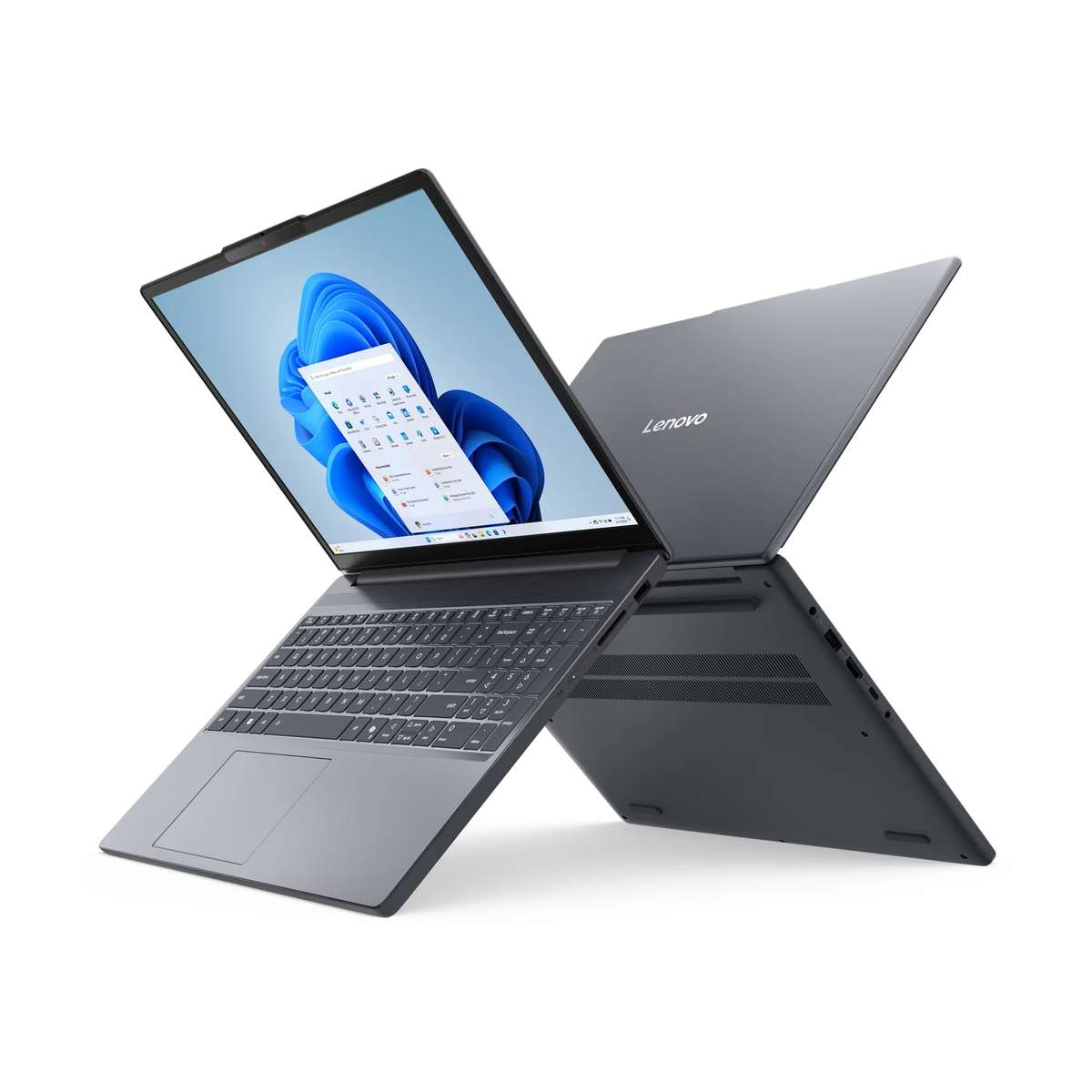 Zwei graue Lenovo-Laptops auf weißem Hintergrund, einer offen mit blauem Bildschirm, der andere geschlossen.