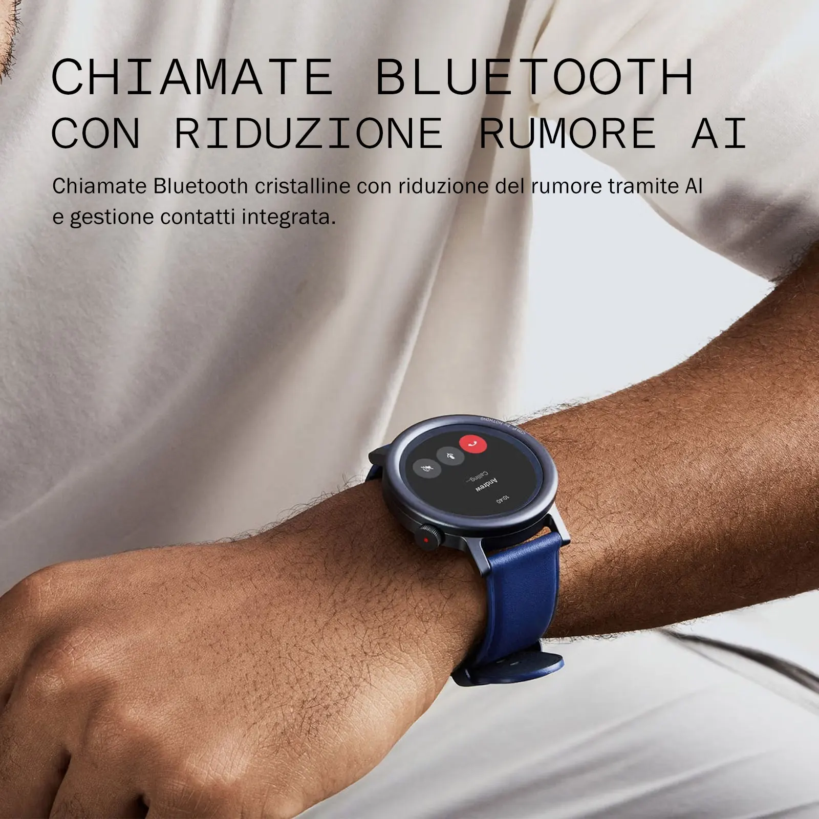Eine Person trägt eine dunkle Smartwatch mit blauem Lederarmband am Handgelenk mit italienischem Text.