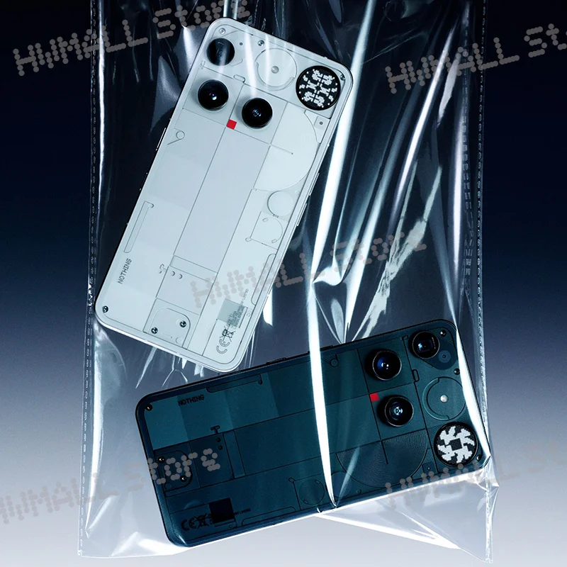 Zwei Smartphones, weiß und schwarz, in einer transparenten Plastiktüte.