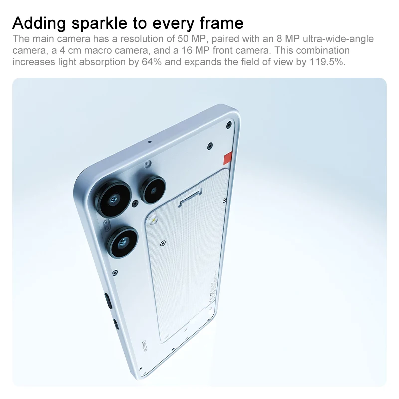 Rückseite eines silbernen Smartphones mit drei Kameras und einer rechteckigen Plakette.