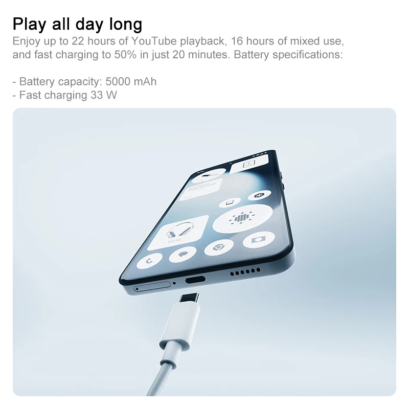 Smartphone mit Text über Akkuleistung und einem weißen Ladekabel, das an die Unterseite angeschlossen ist.