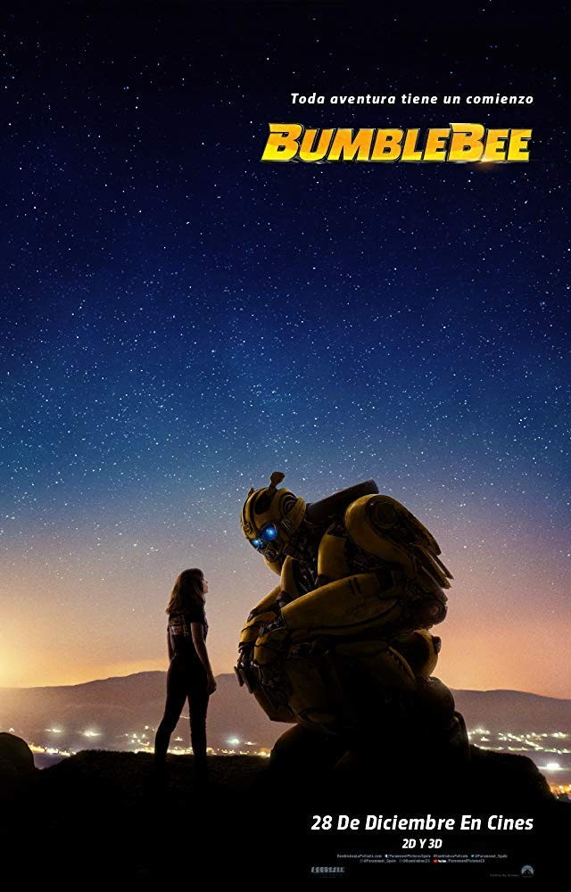 Cartel de cine que muestra a una mujer frente al robot Bumblebee en un acantilado de noche bajo un cielo estrellado.