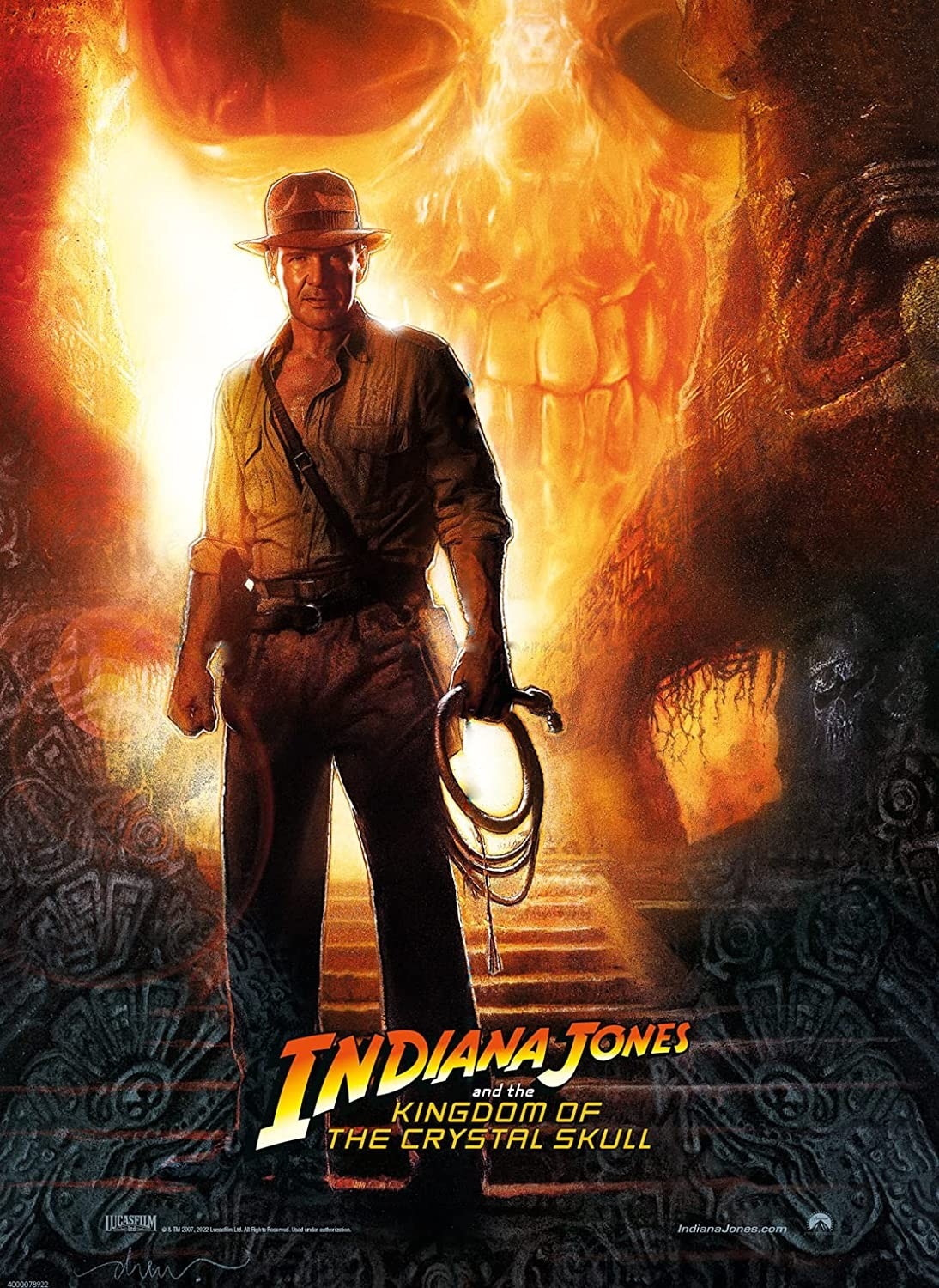 Indiana Jones sosteniendo un látigo frente a una cueva naranja brillante con una calavera.