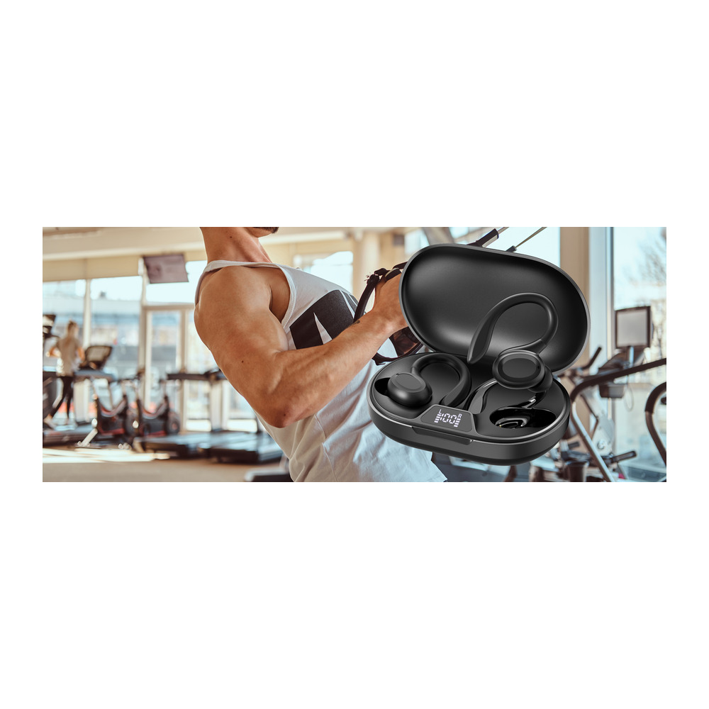 Un hombre entrenando en el gimnasio, con auriculares inalámbricos deportivos negros en un estuche de carga en primer plano.