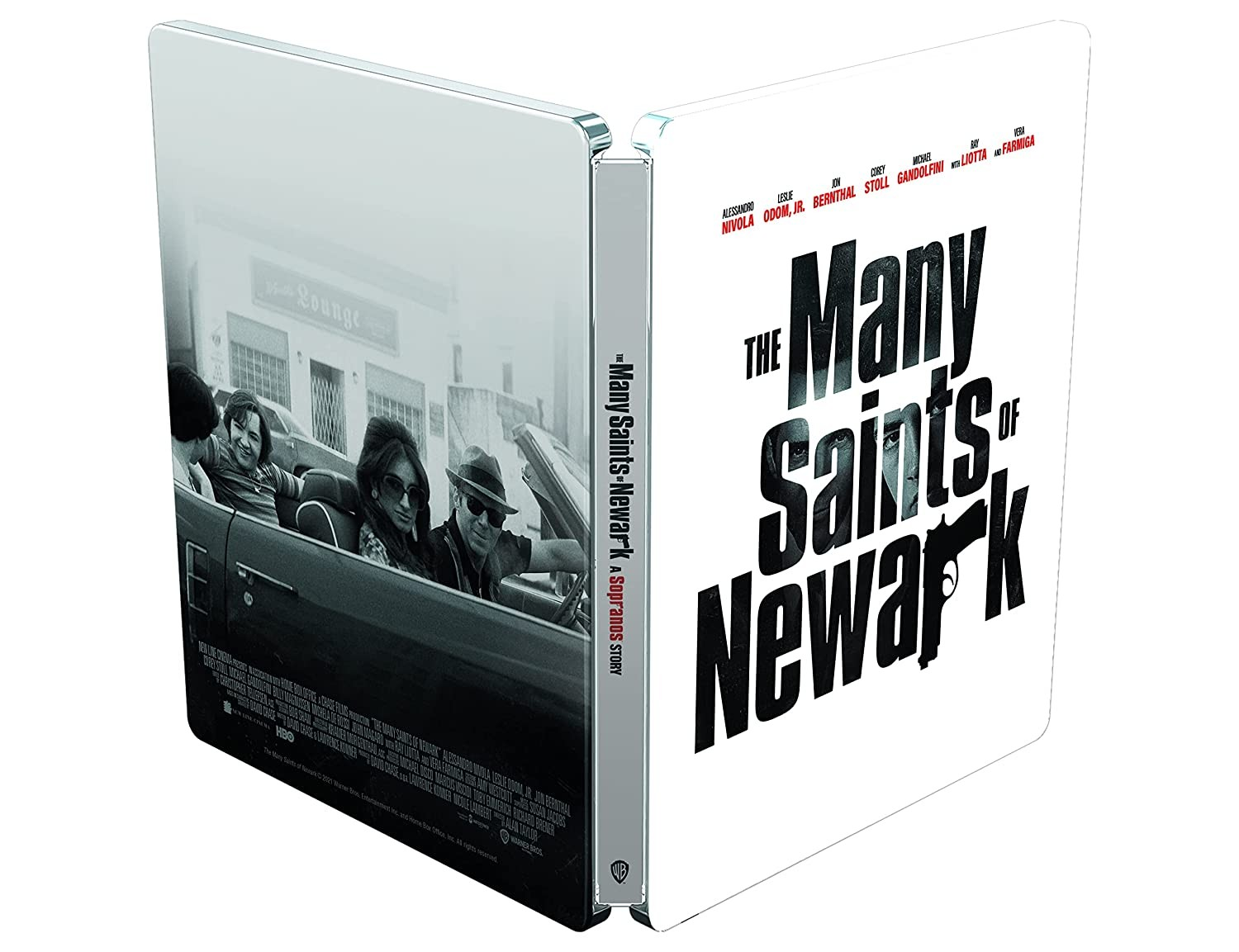 Caja steelbook de The Many Saints of Newark, con escena de auto en blanco y negro y título en fondo blanco.