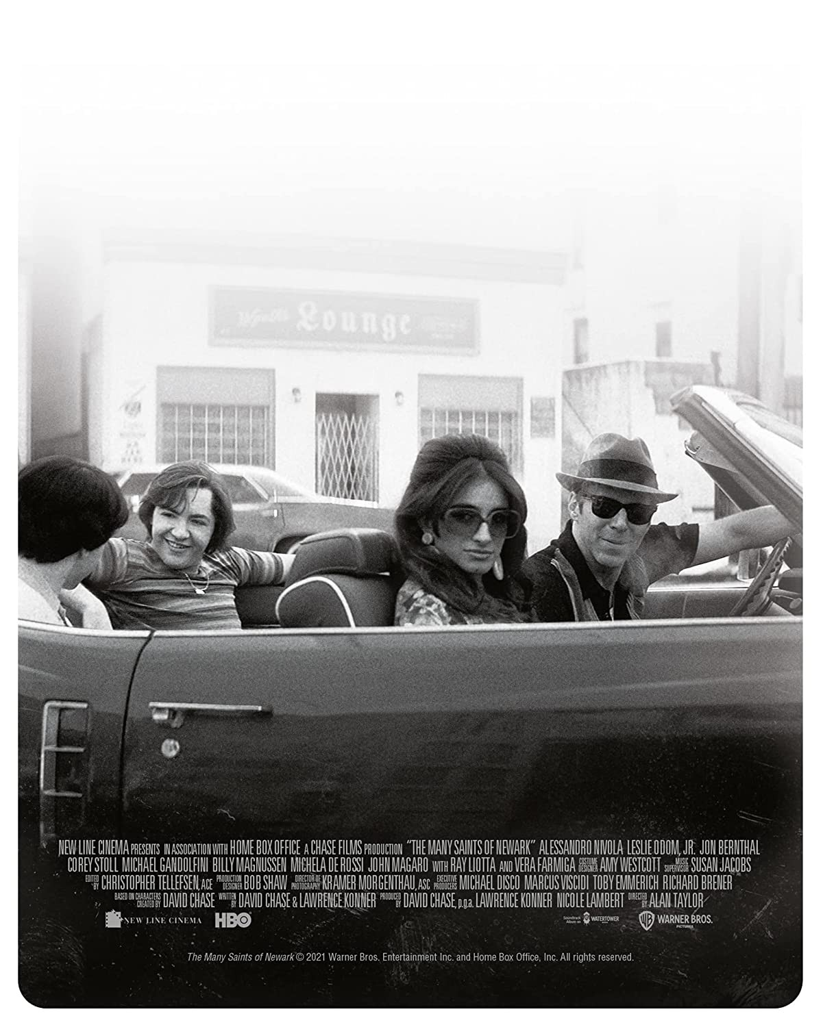 Un póster de película en blanco y negro muestra a cuatro personas en un descapotable frente a un bar.
