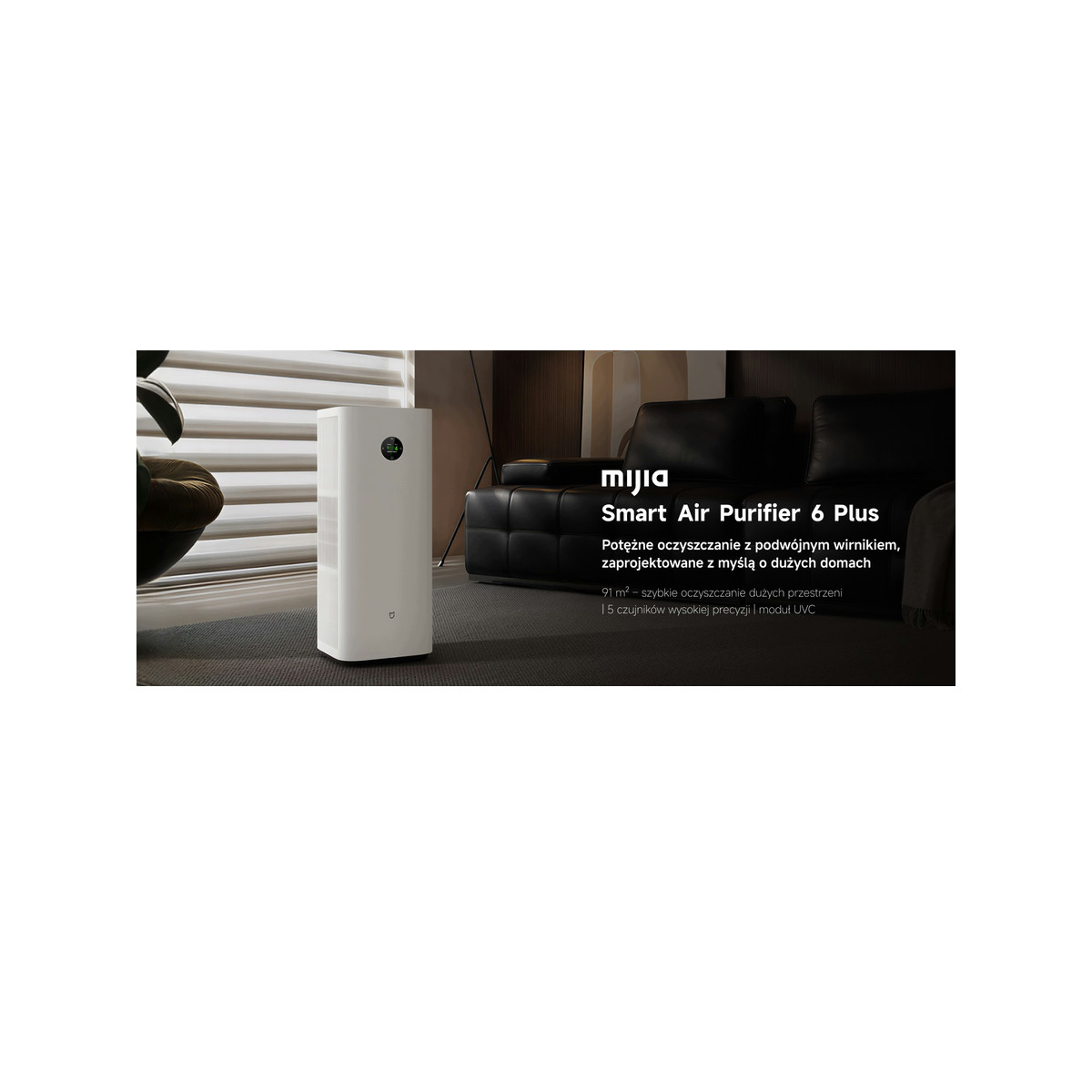 Ein weißer Mijia Smart Air Purifier 6 Plus steht in einem modernen Wohnzimmer mit schwarzem Sofa und Text.