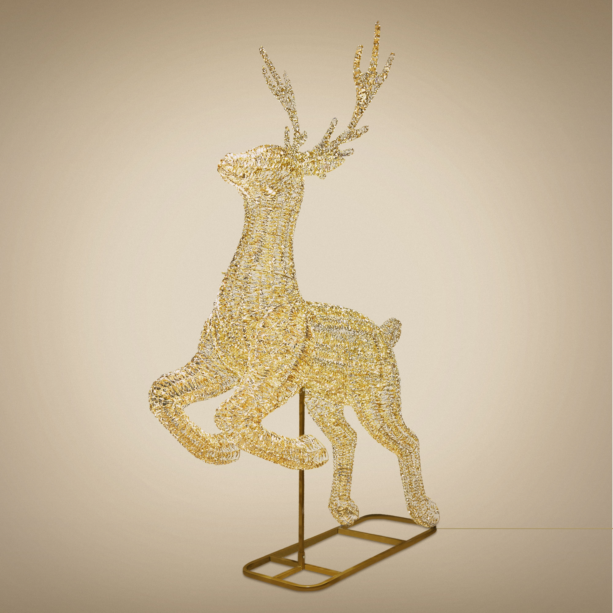 Eine leuchtende goldene Drahtgestell-Rentierskulptur steht auf einem Metallgestell vor braunem Hintergrund.