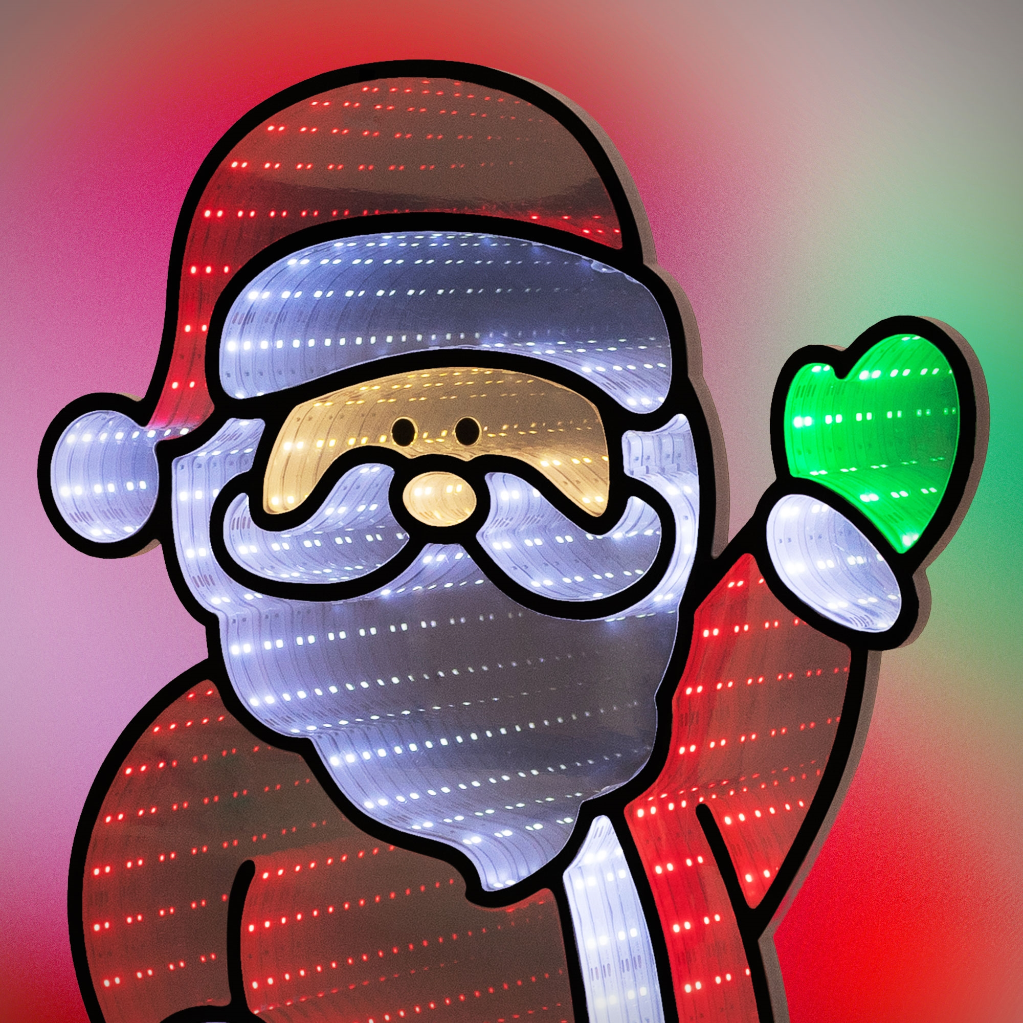 Ein beleuchteter Weihnachtsmann aus LEDs winkt mit einem grünen Handschuh vor rotem und grünem Hintergrund.