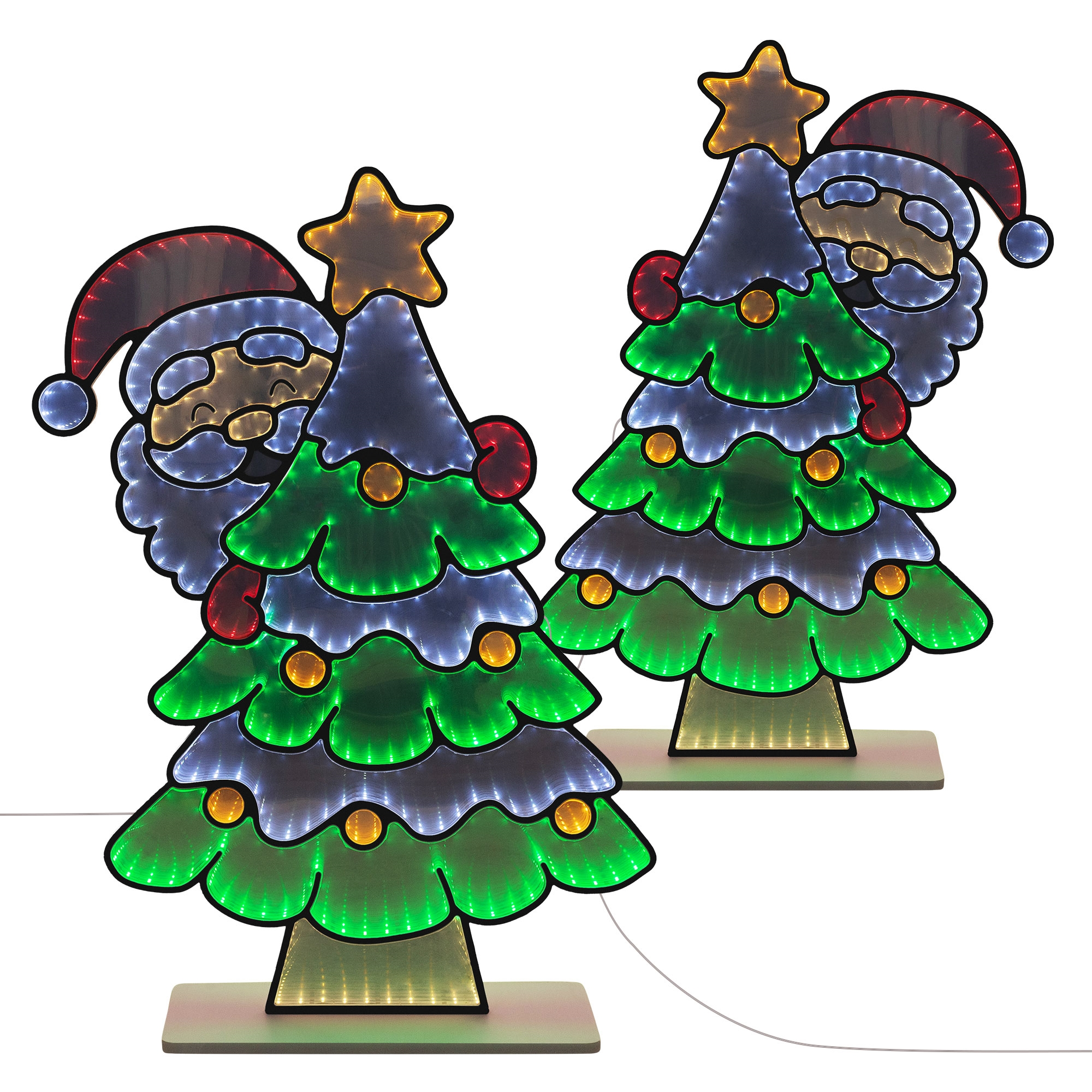 Beleuchtete Weihnachtsmotive mit Weihnachtsmann und Tannenbaum auf Ständern vor weißem Hintergrund.