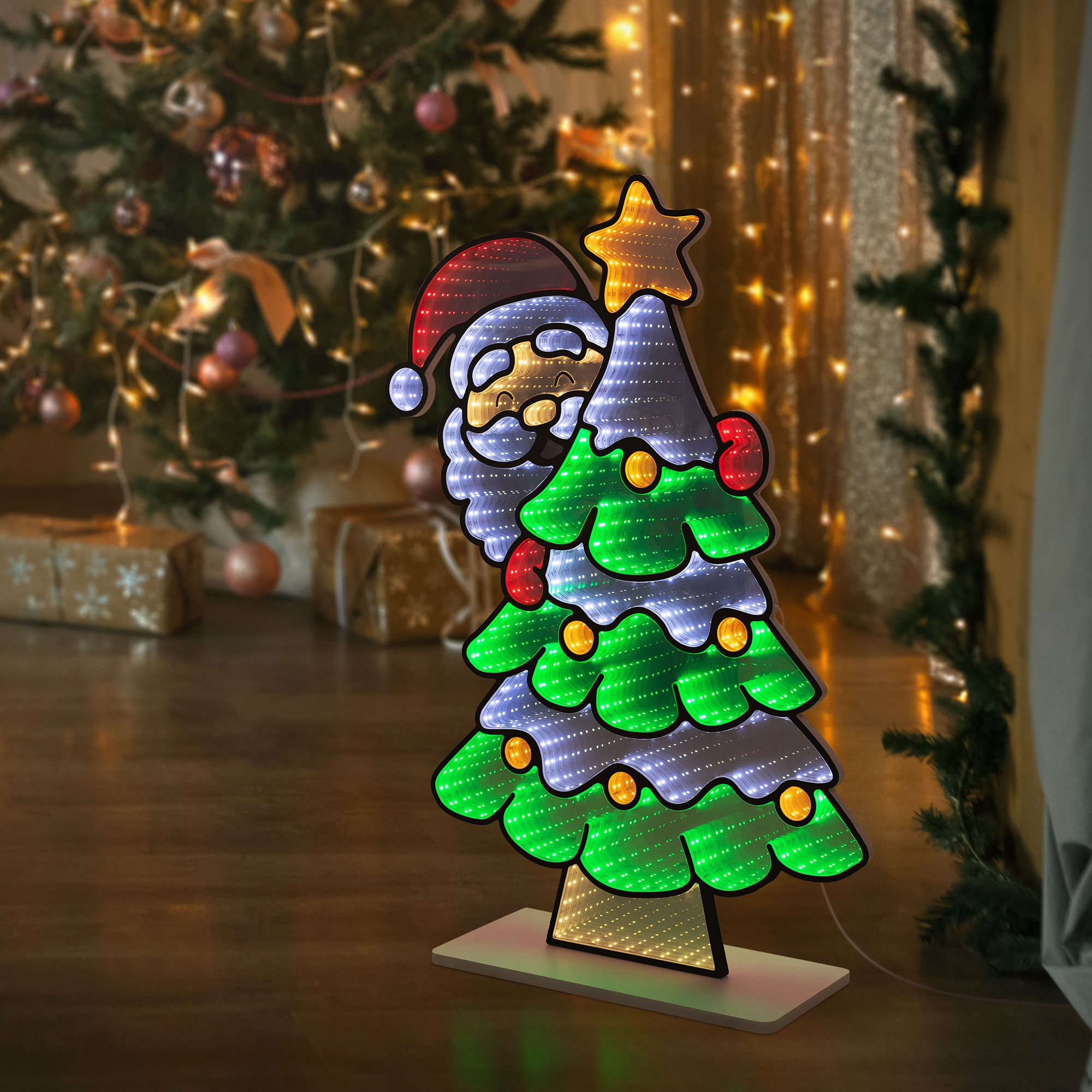 Eine leuchtende Weihnachtsmann-Dekoration steht neben einem beleuchteten Weihnachtsbaum.