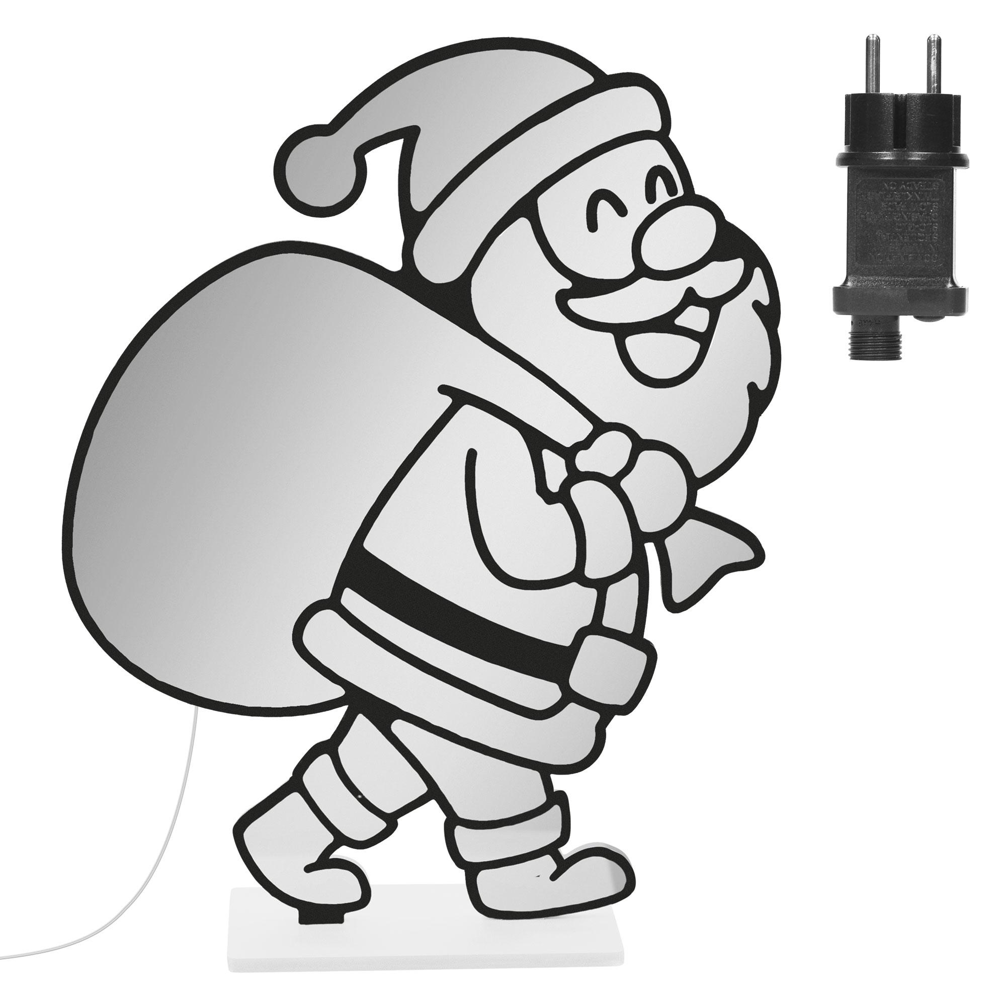 Eine Leuchtfigur des Weihnachtsmanns mit Sack und Stromstecker auf weißem Hintergrund.
