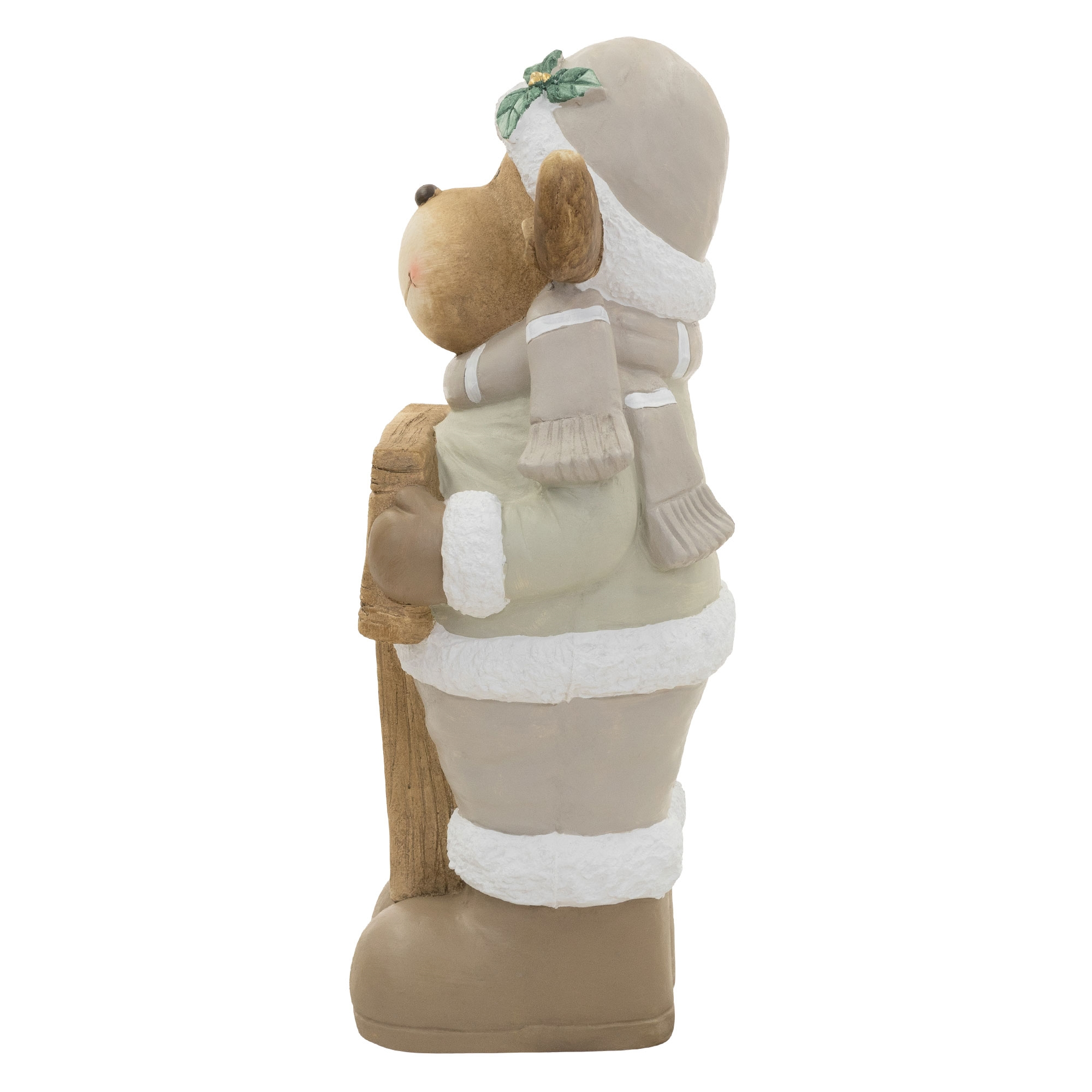 Seitenansicht einer Rentier-Figur in Winterkleidung, Schal und Mütze, die ein Holzschild hält.