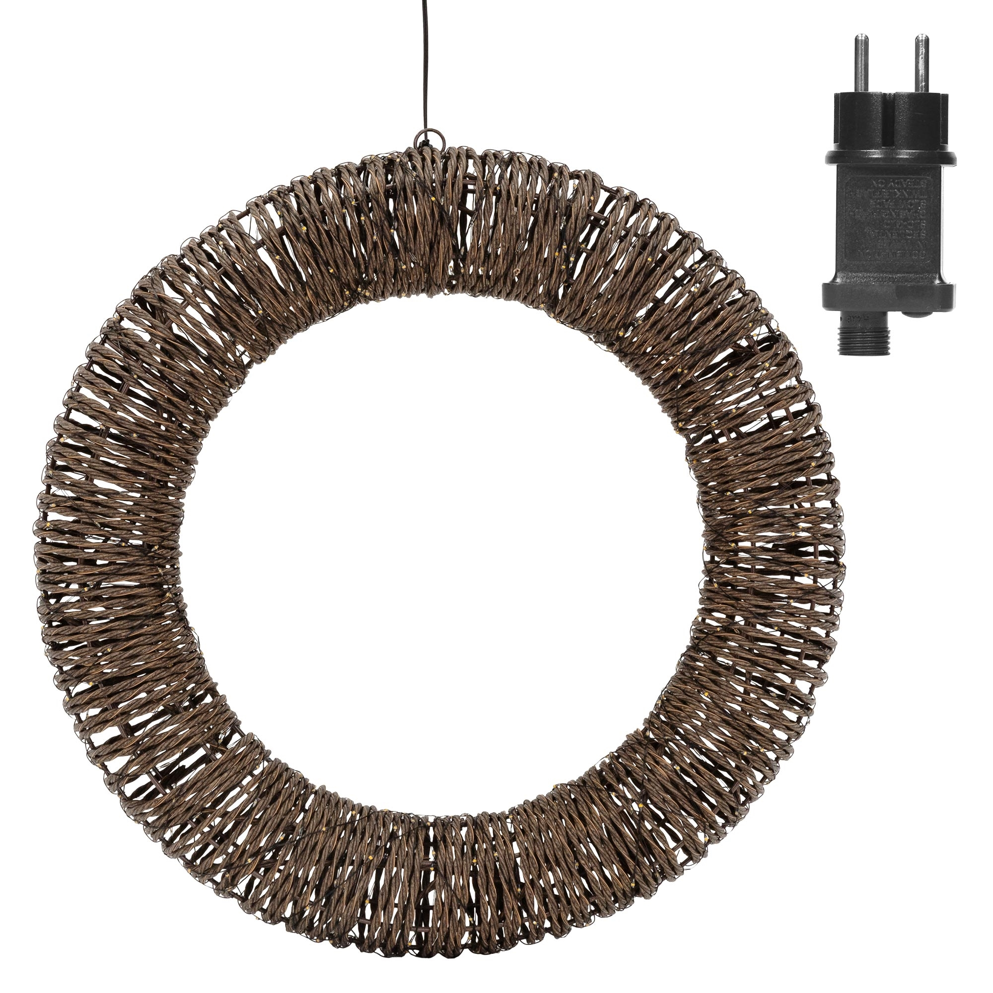 Ein brauner Rattan-Wickelkranz hängt an einem Draht, rechts daneben ein schwarzer Netzstecker auf weißem Hintergrund.