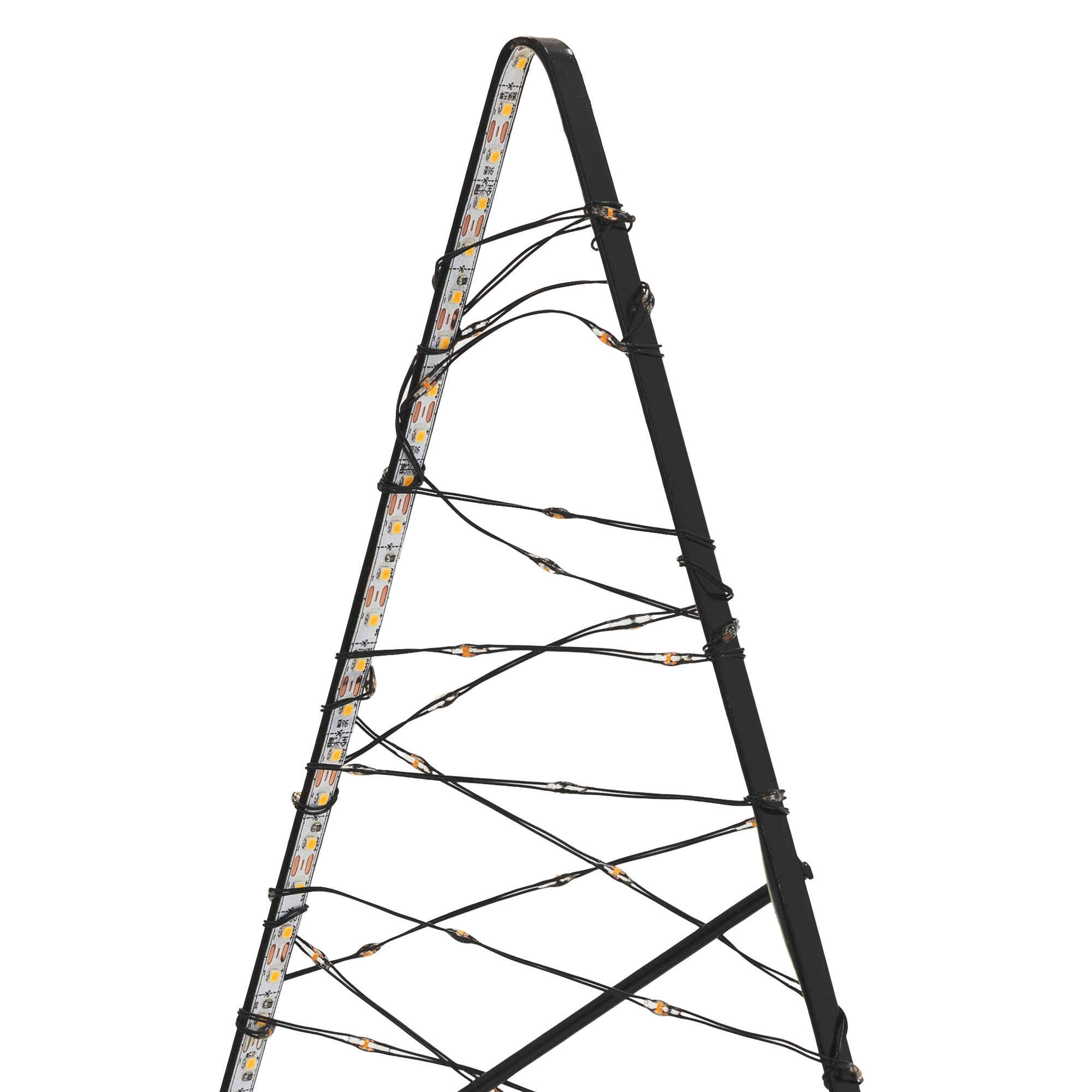 Eine dreieckige, schwarze Metallstruktur mit LED-Lichterketten auf weißem Hintergrund.