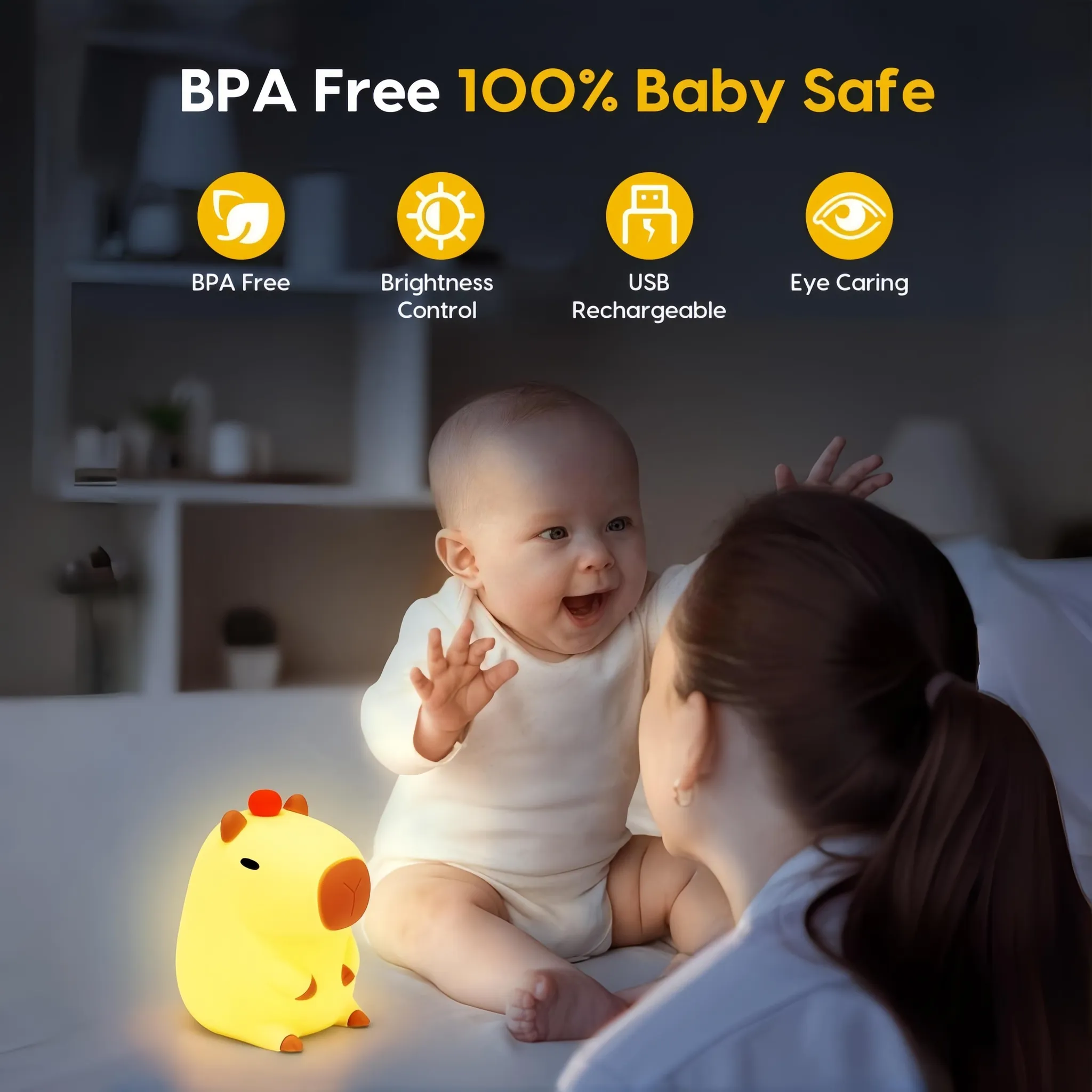 Ein Baby spielt freudig mit einer Frau neben einer gelben Tier-Nachtlampe.