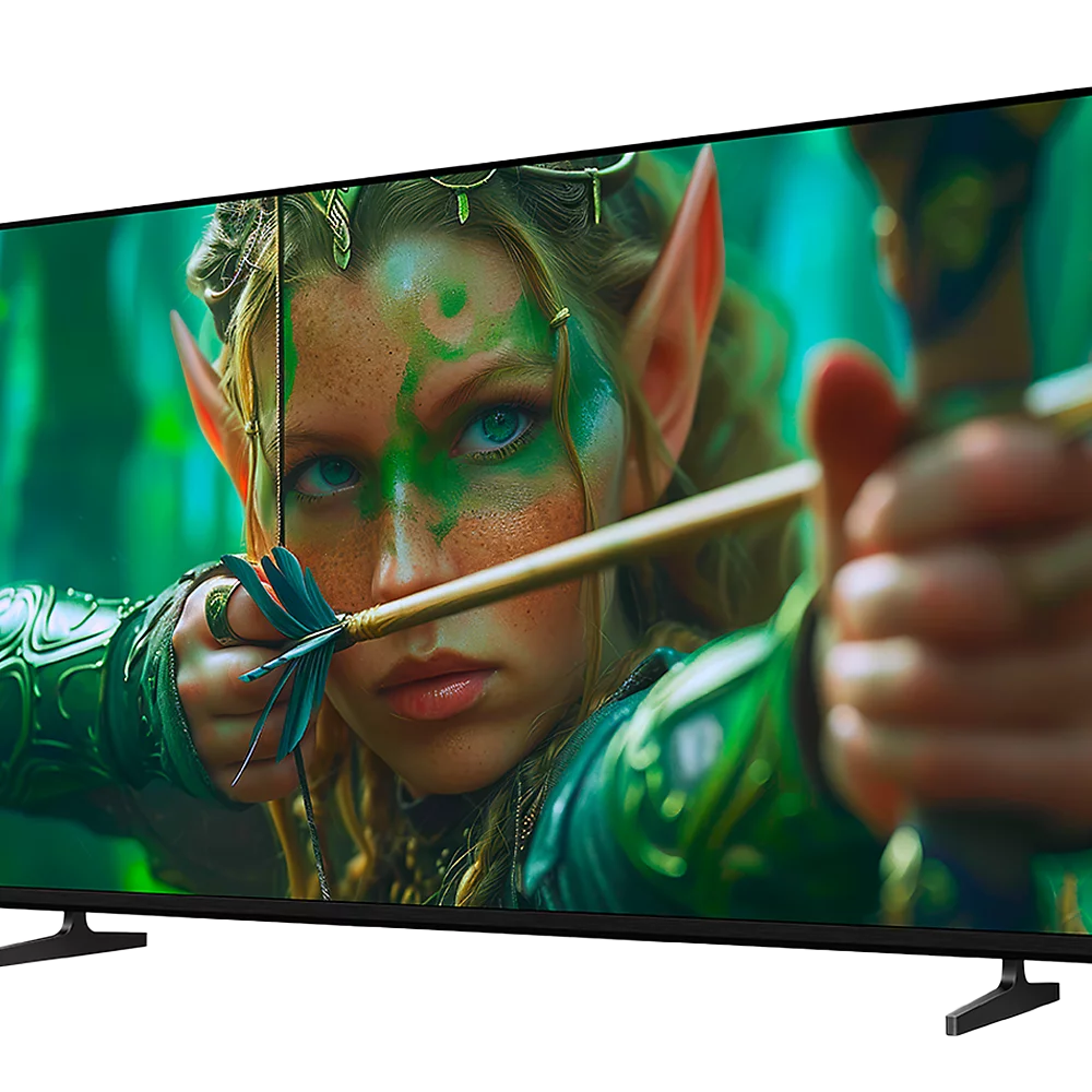 Ein Fernseher zeigt eine Elfe mit grünem Gesichtsschmuck und blauen Augen, die einen Bogen spannt vor grünem Hintergrund.
