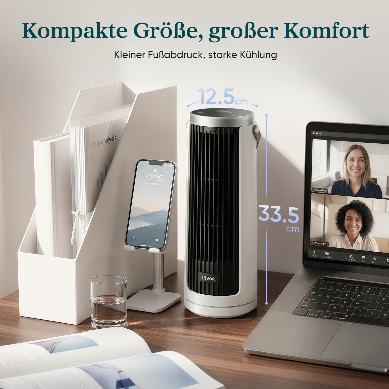 Un ventilatore a torre compatto su una scrivania con smartphone, laptop e portadocumenti.