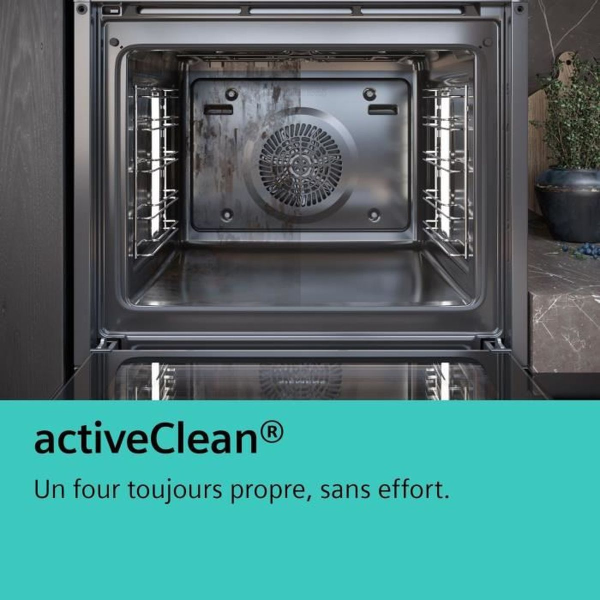 Innenraum eines Ofens mit halb schmutziger und halb sauberer Rückwand und dem Text activeClean.