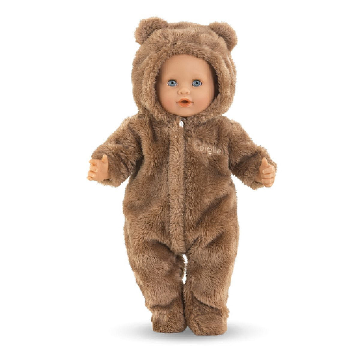 Una bambola con gli occhi azzurri indossa un soffice costume da orso marrone su sfondo bianco.