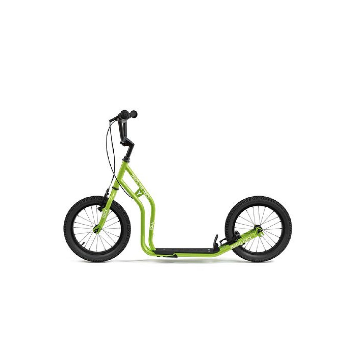 Un monopattino verde lime con due ruote nere a raggi si trova su uno sfondo bianco.