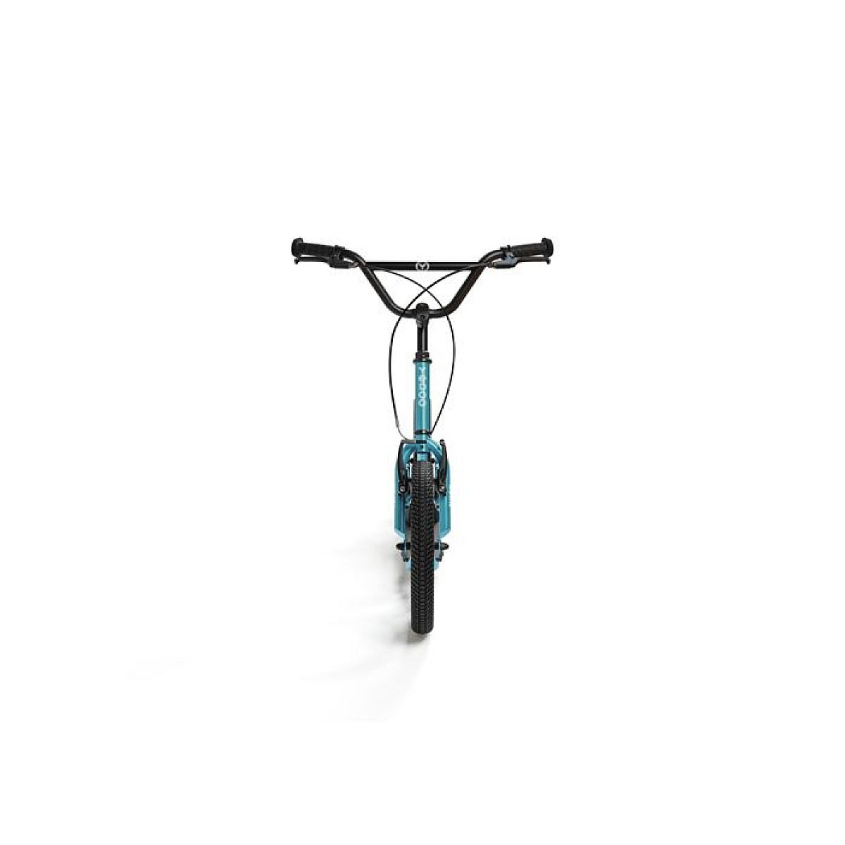 Vista frontale di una bicicletta per bambini blu turchese con manubrio nero e copertone tassellato su sfondo bianco.