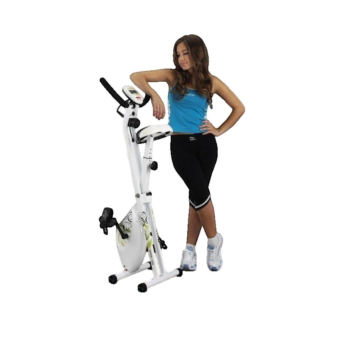 Eine Frau in Sportkleidung lehnt an einem weißen Heimtrainer.