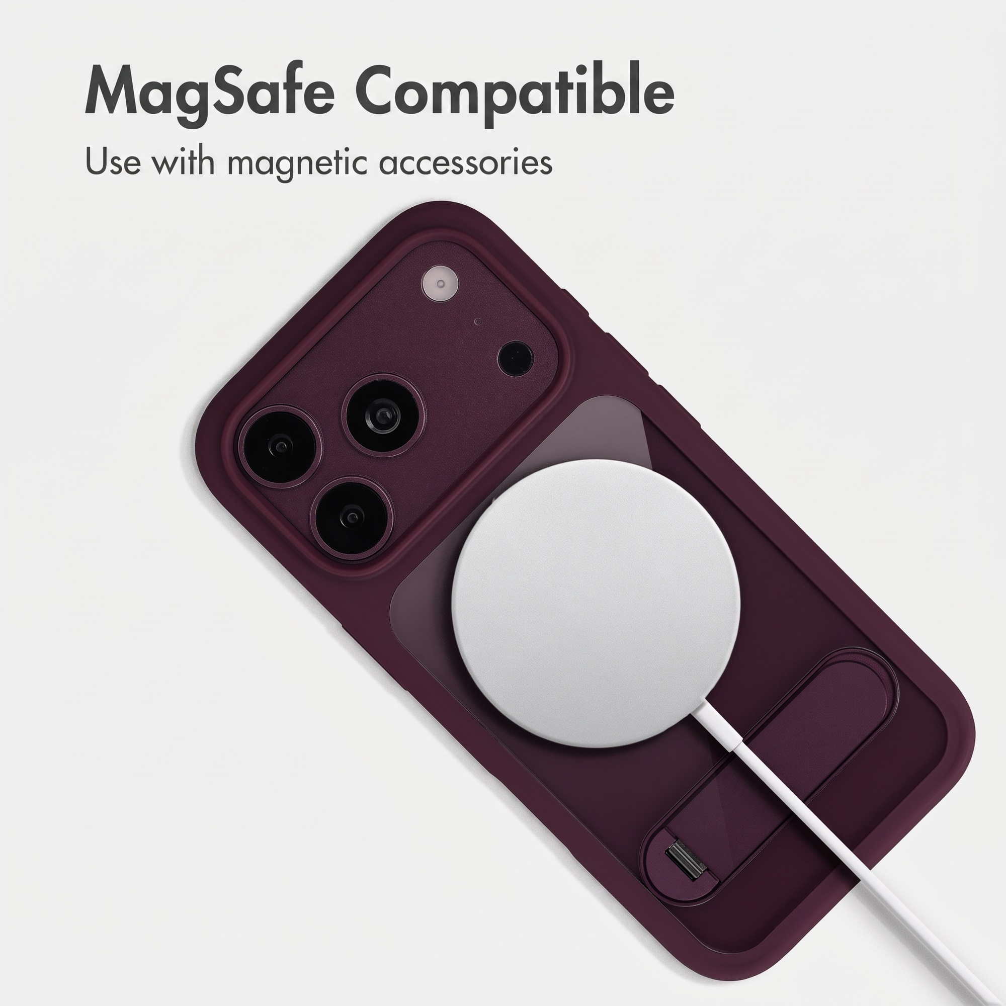 Une coque de téléphone violette avec un chargeur MagSafe blanc à l'arrière.