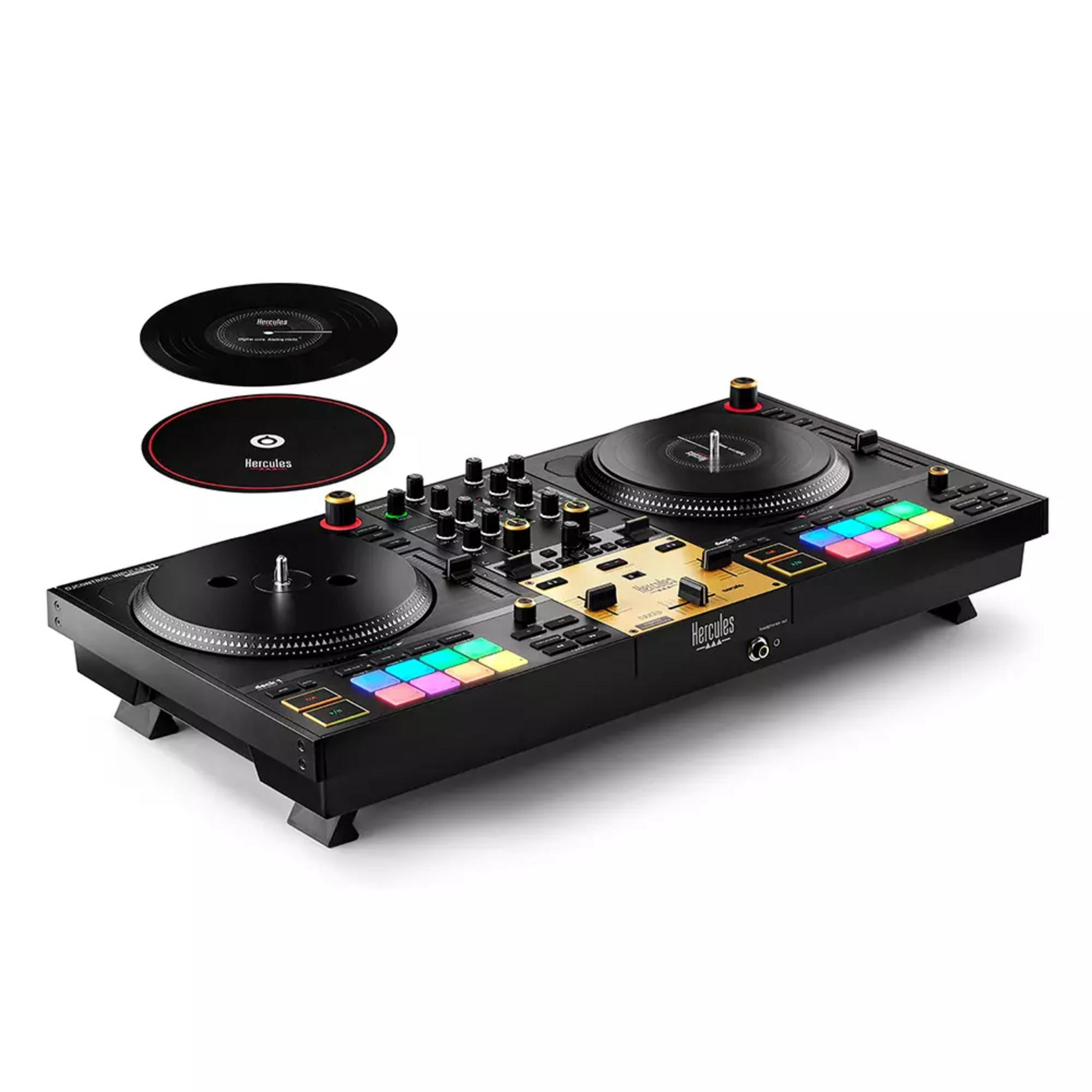 Schwarzes Hercules DJ-Controller-Mischpult mit bunten Pads, Reglern und zwei separaten Vinyl-Platten.