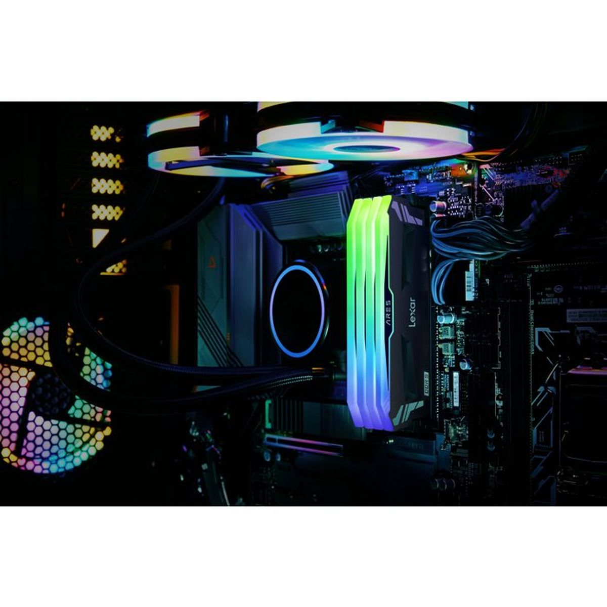 Vue intérieure d'un PC avec RAM Lexar éclairée, refroidisseur CPU et ventilateurs.